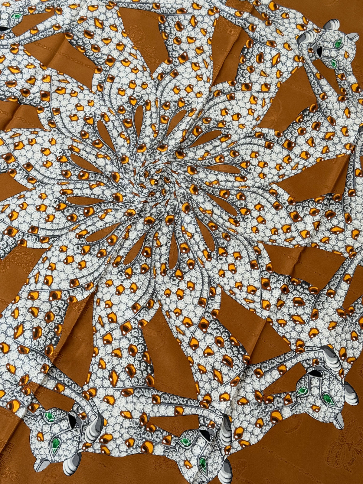 Foulard Cartier – Motif panthère et bijouterie camel