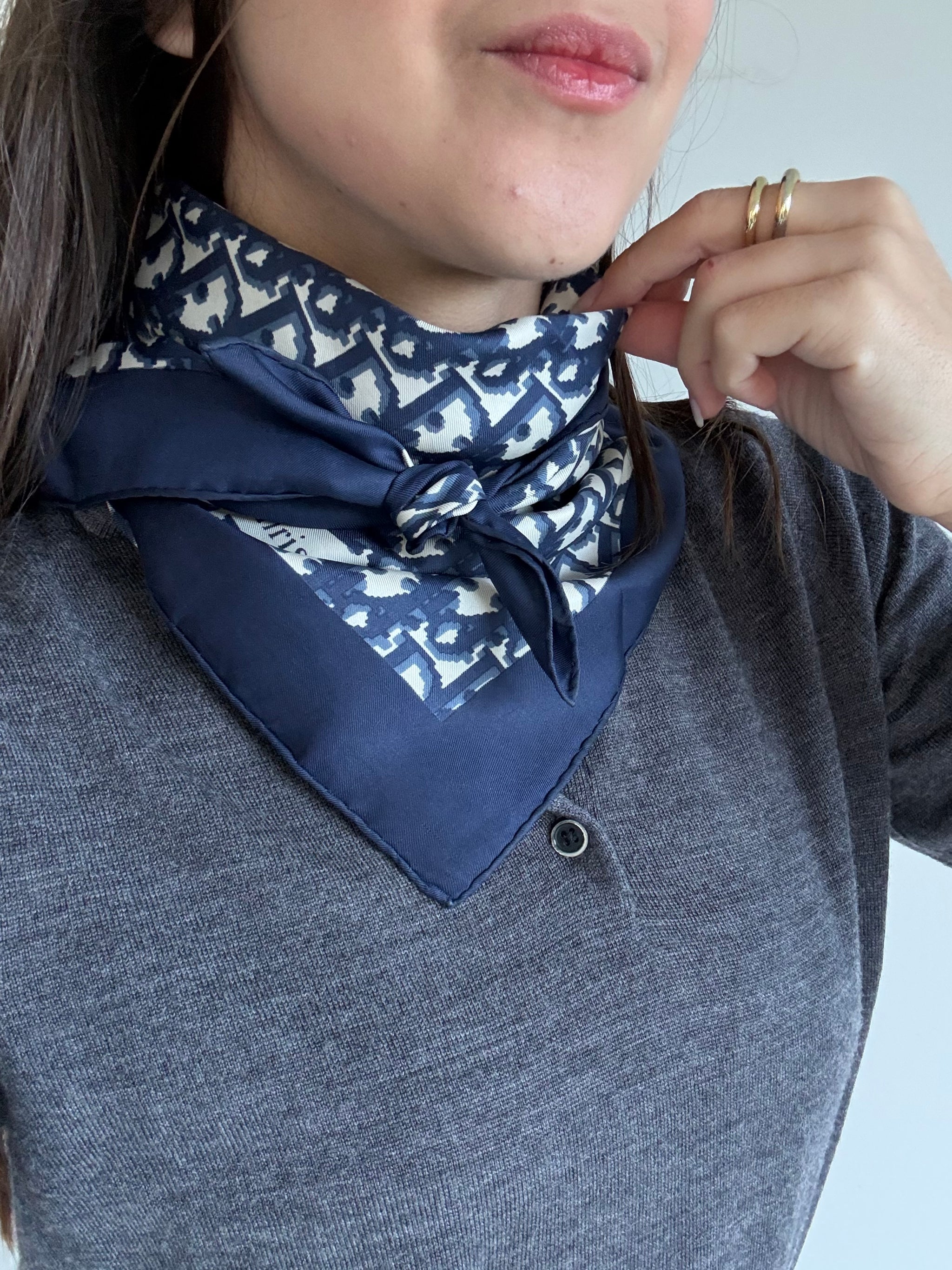 Foulard Christian Dior – Modèle monogramme bleu