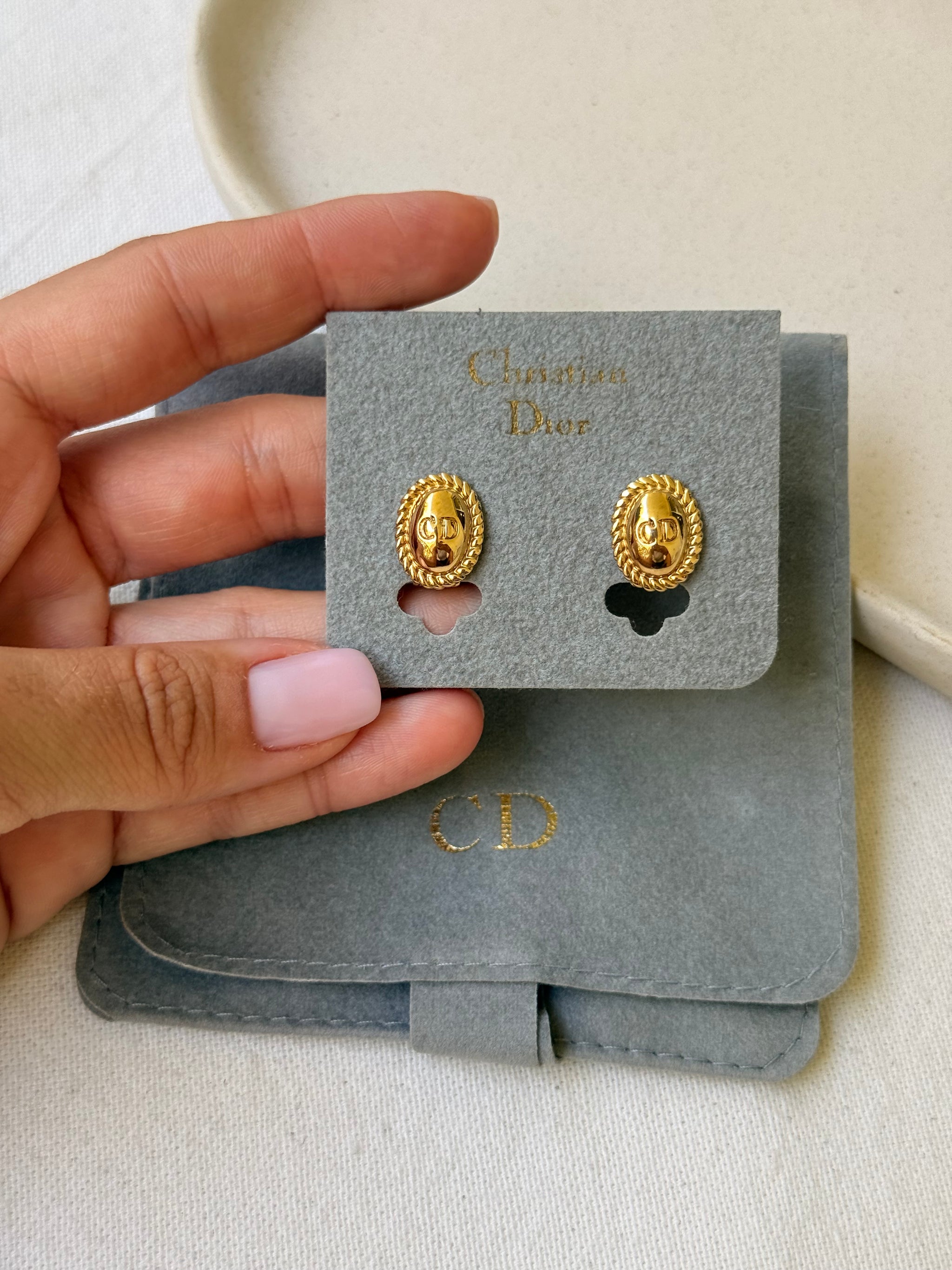 Boucles d’oreilles Christian Dior vintage - CD ovale petit format