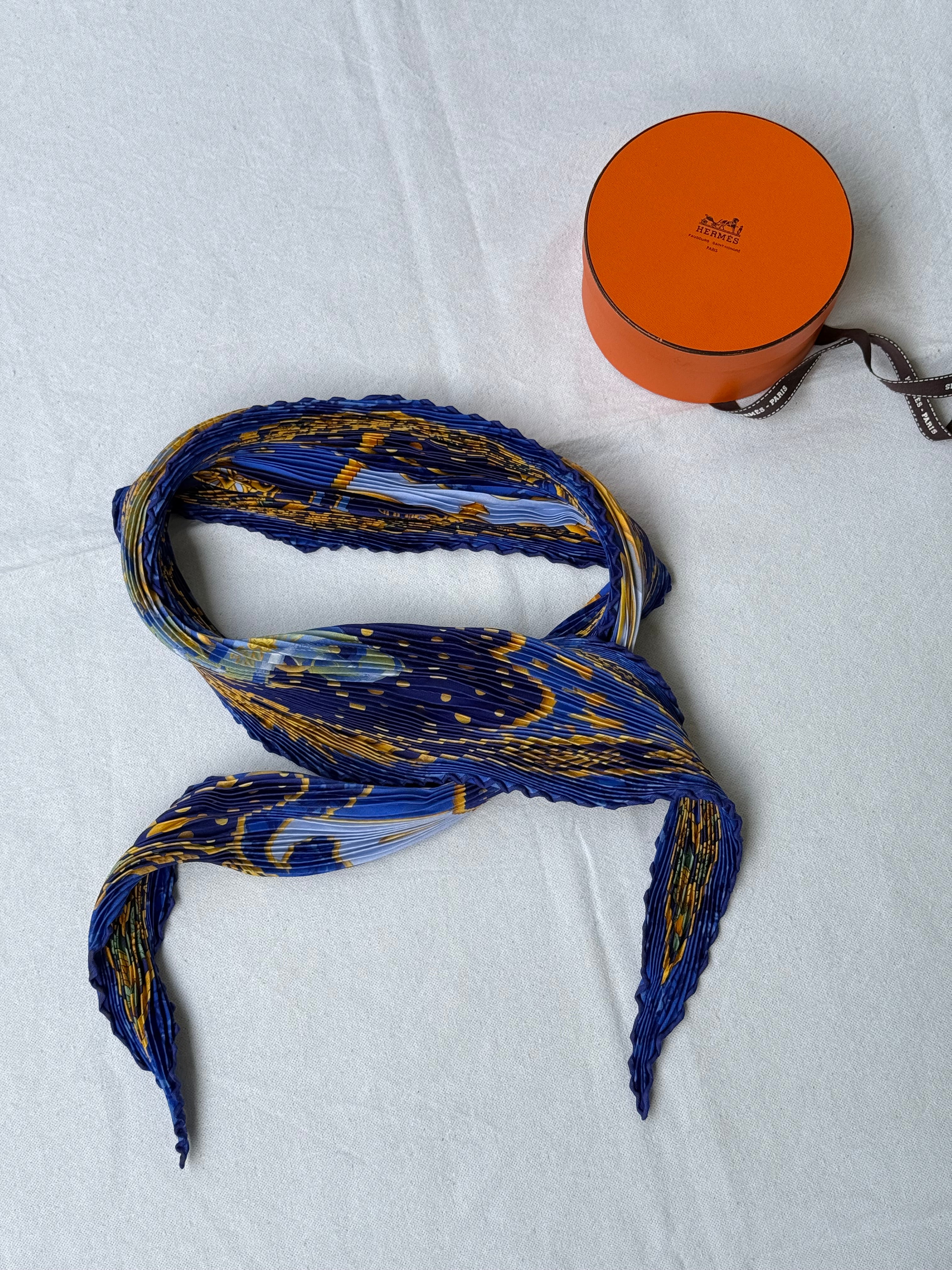 Foulard Hermès plissé – Modèle Carpe Diem