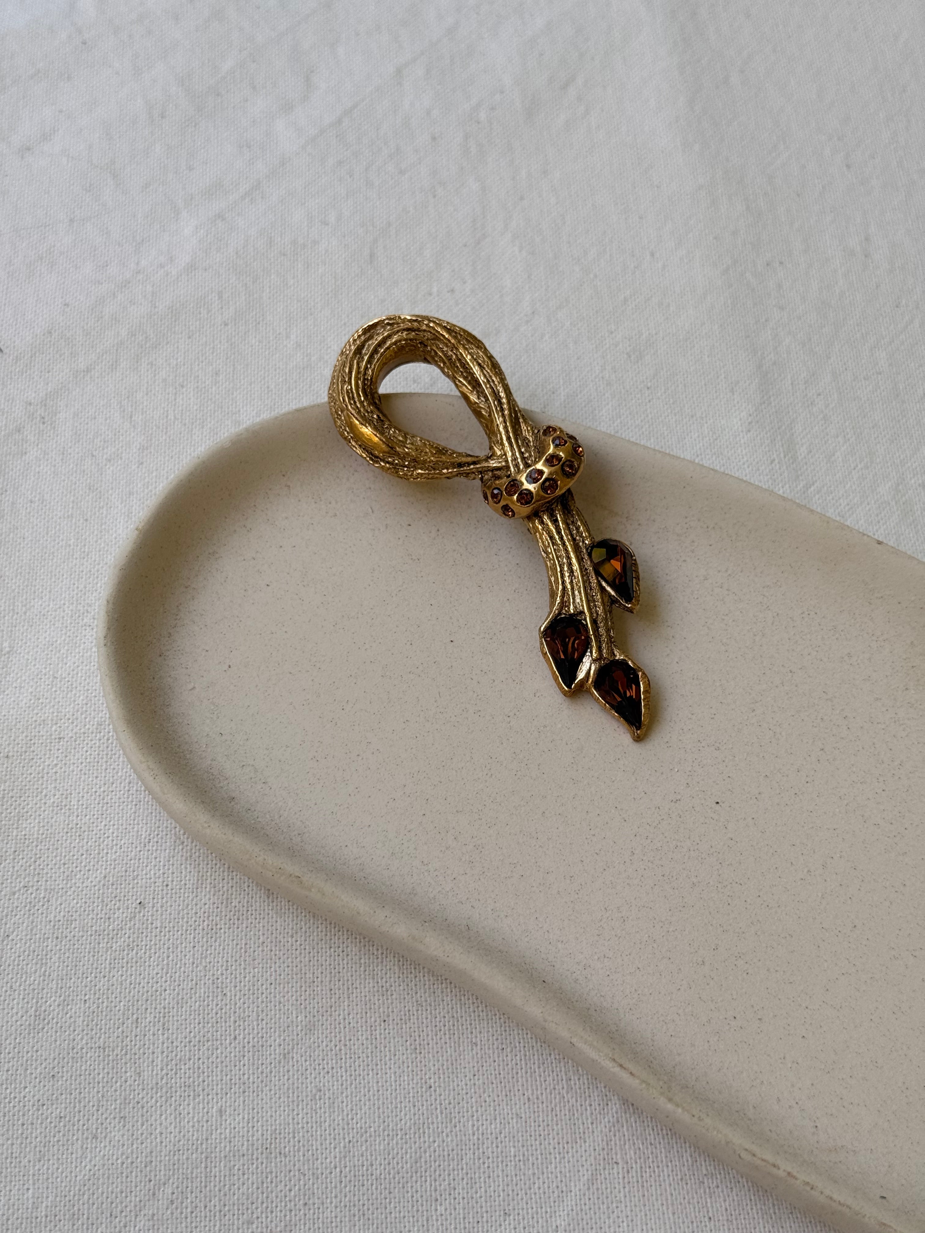 Broche vintage - Noeud en résine et cabochons ambrés