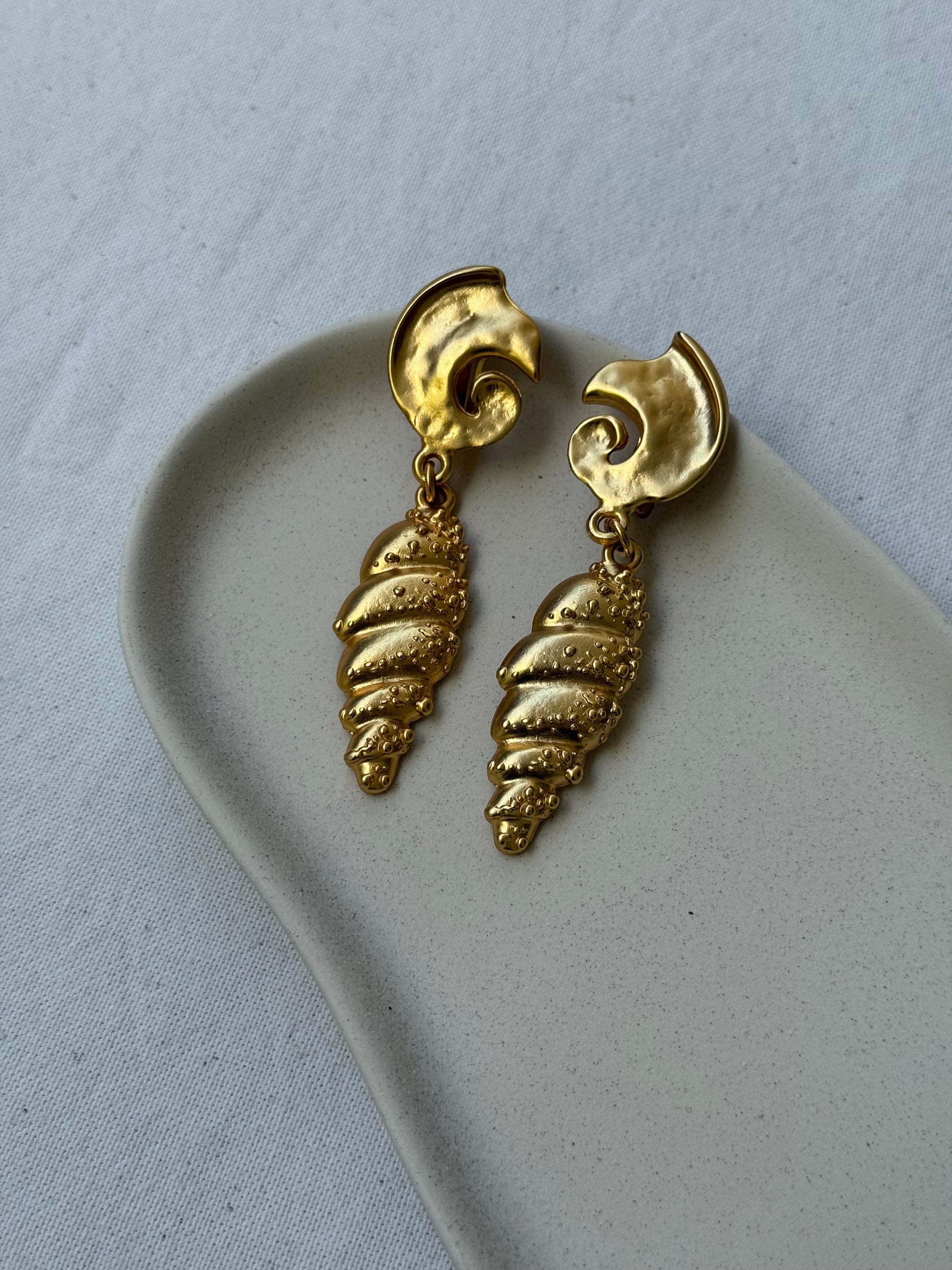 Boucles d’oreilles vintage - Coquillages dorés pendants