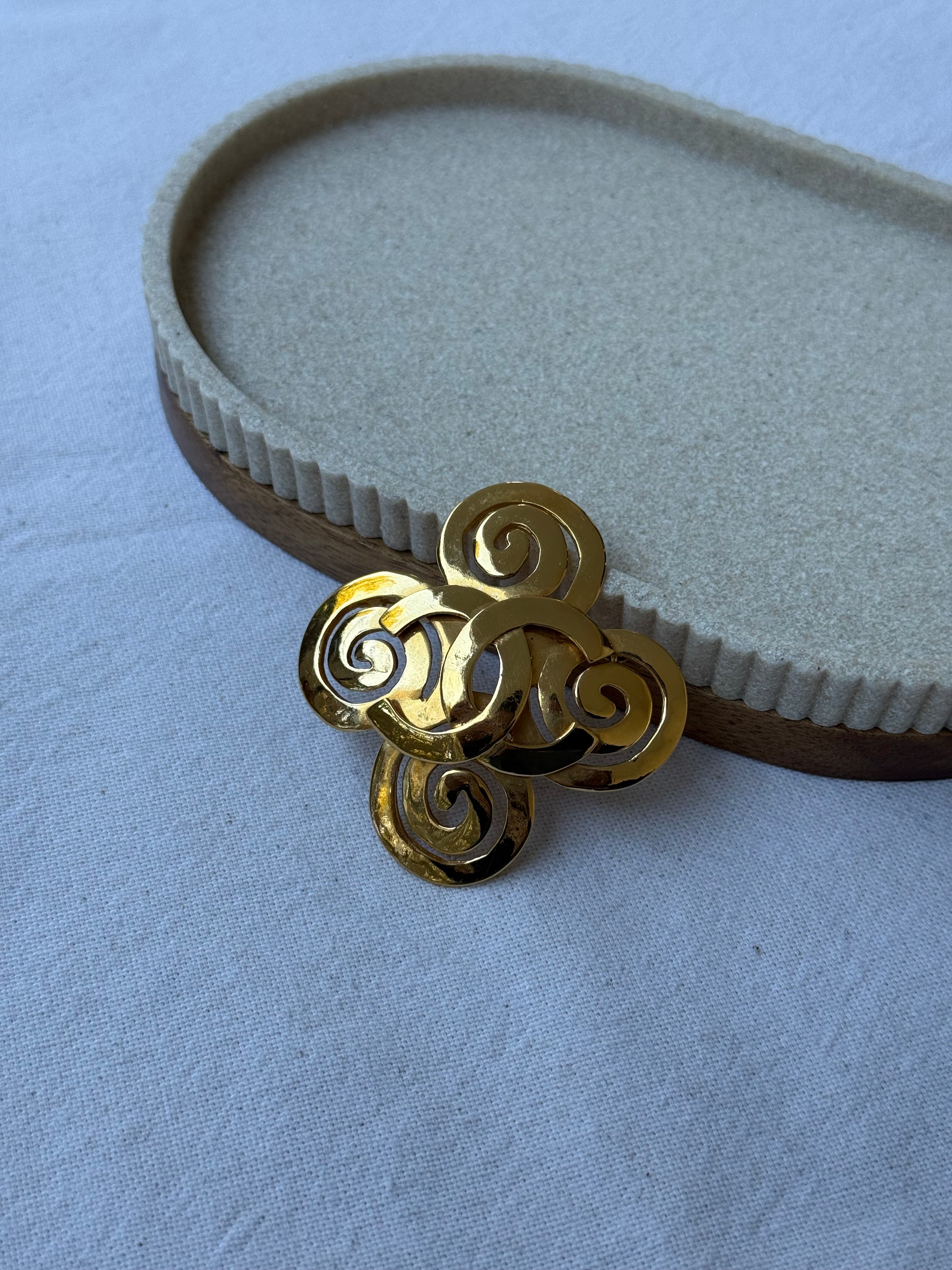 Broche Chanel vintage - Spirale dorée et CC