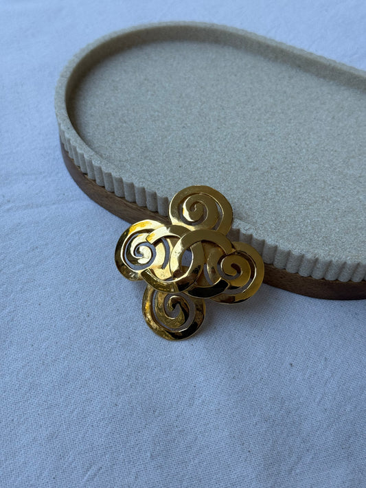 Broche Chanel vintage - Spirale dorée et CC