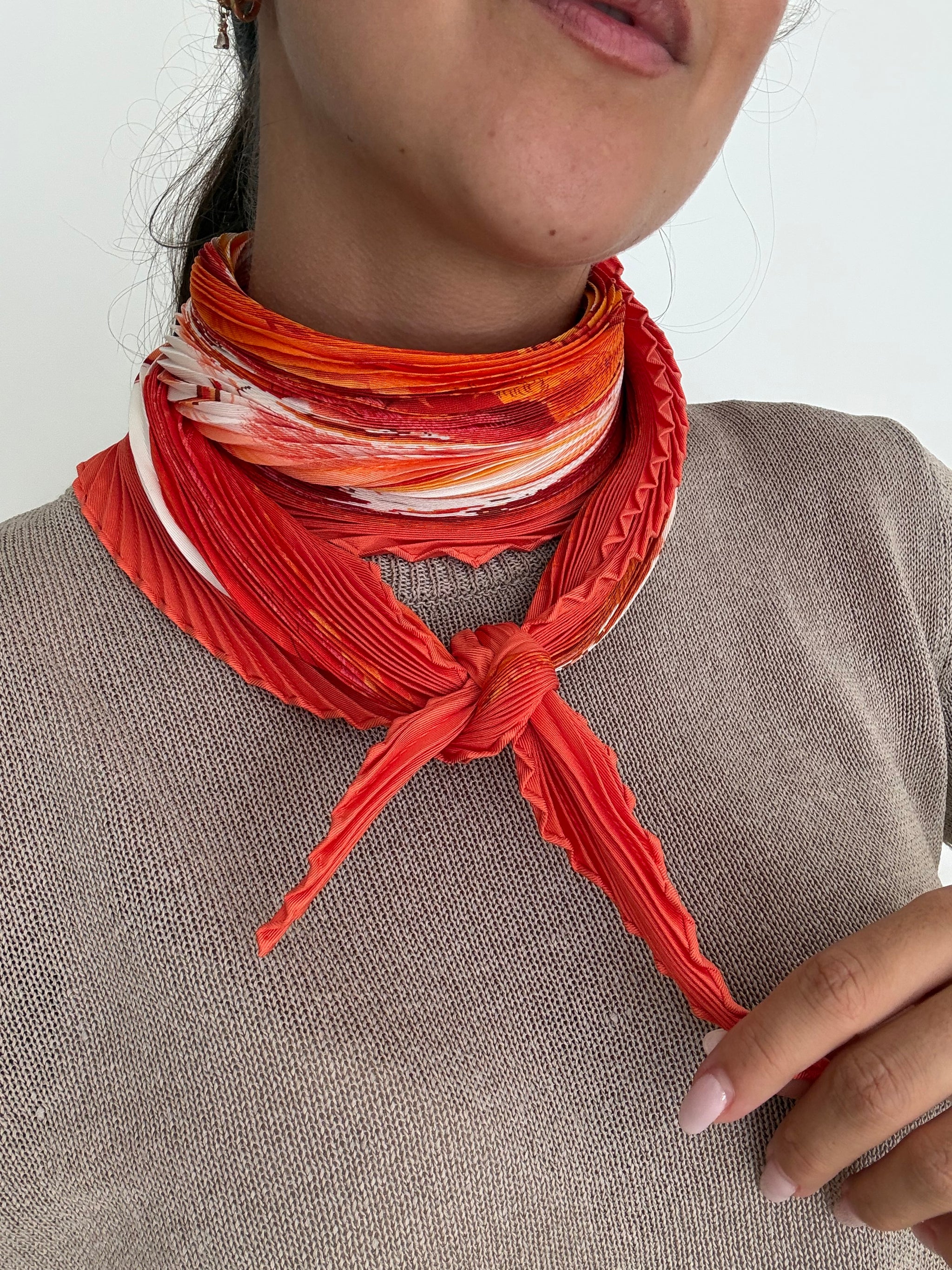 Foulard Hermès plissé – Modèle Smiles in Third Millenary