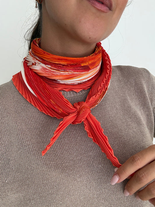 Foulard Hermès plissé – Modèle Smiles in Third Millenary