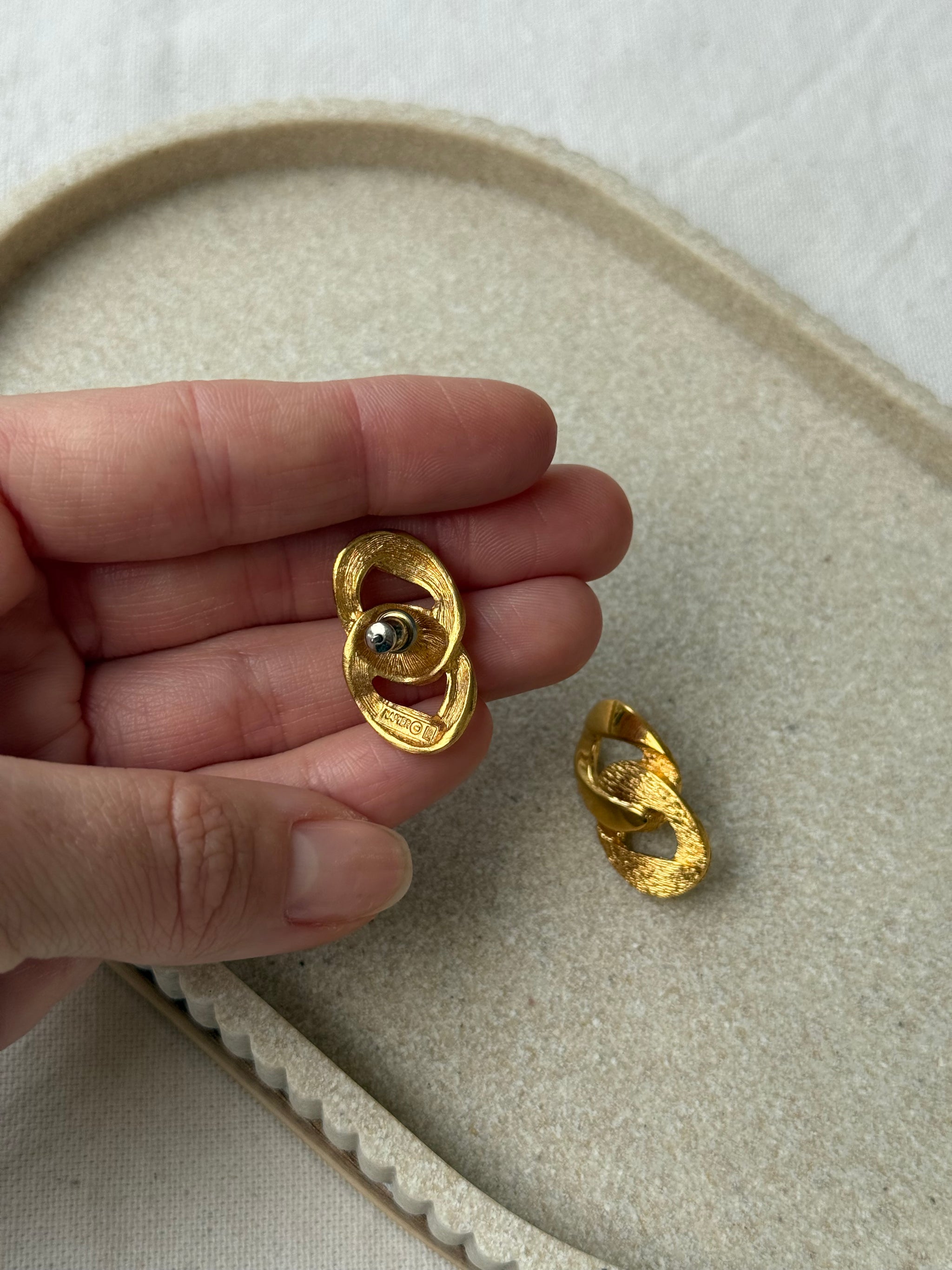 Boucles d'oreilles Napier vintage - Maillons entrelacés dorés (oreilles percées)