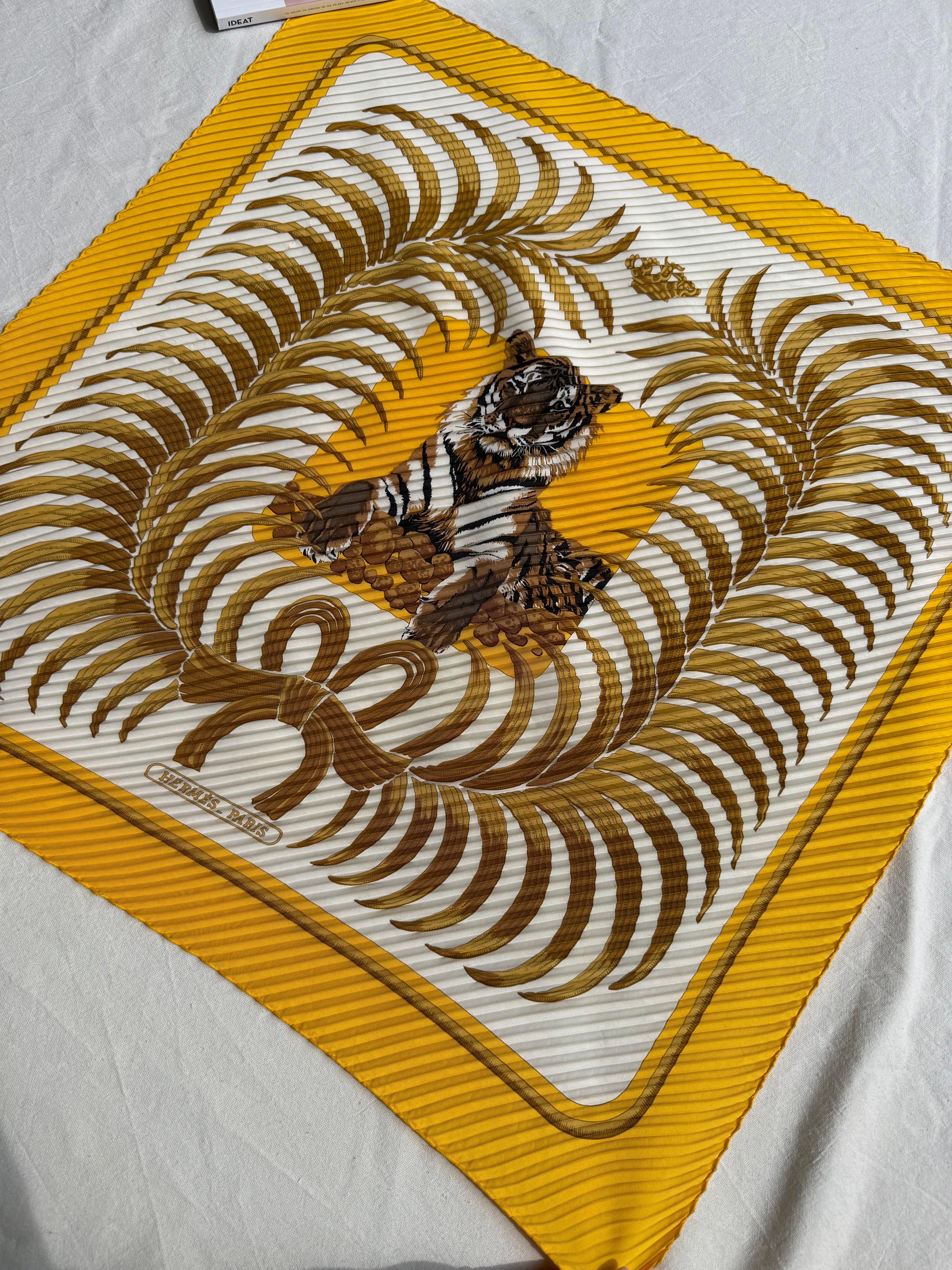 Foulard Hermès plissé – Modèle Tigre Royal
