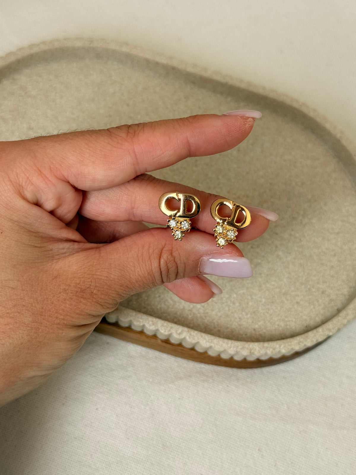 Boucles d’oreilles Christian Dior vintage - Logo CD doré et strass