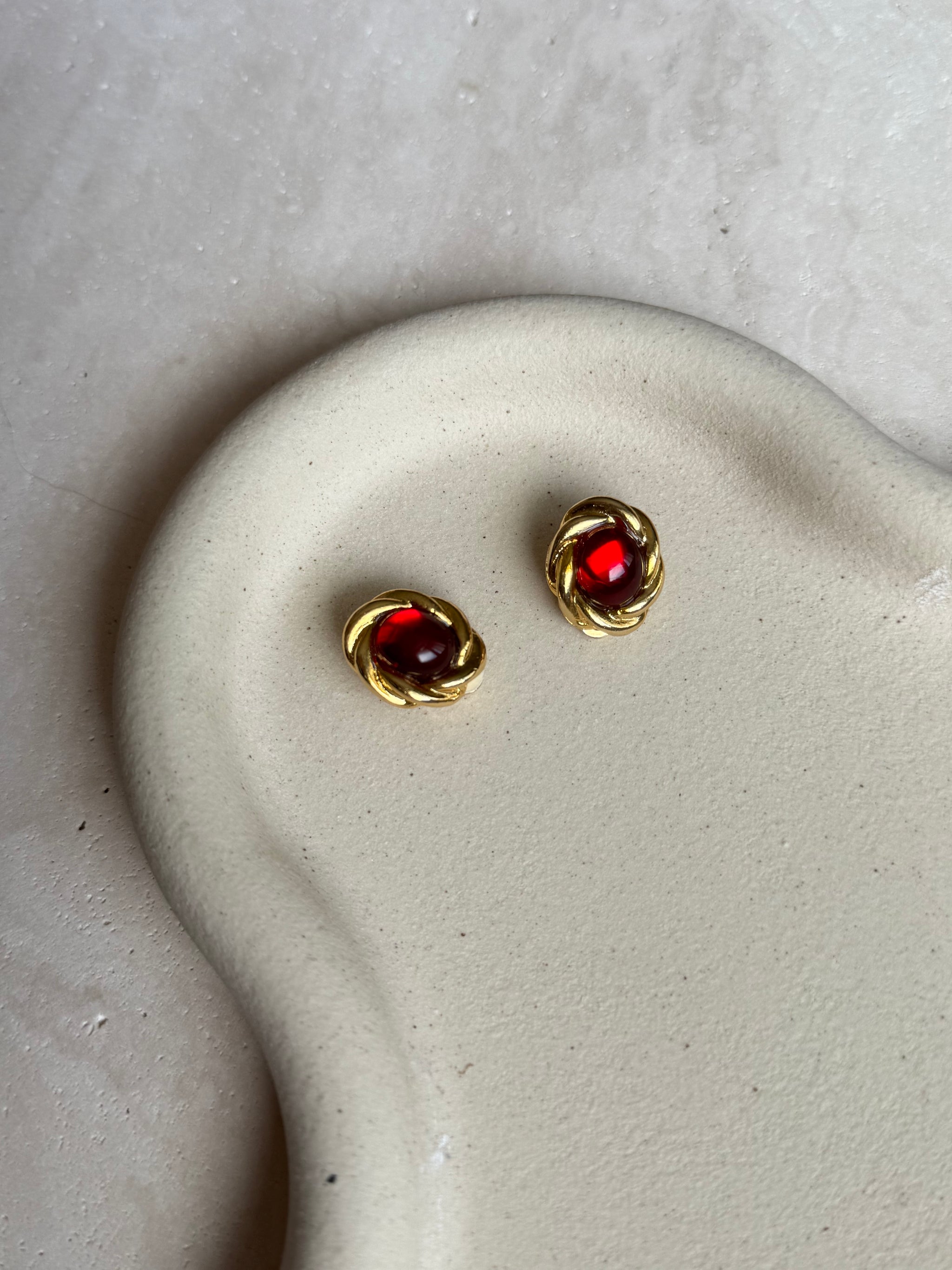 Boucles d’oreilles vintage - Ovales et cabochons rouge en résine