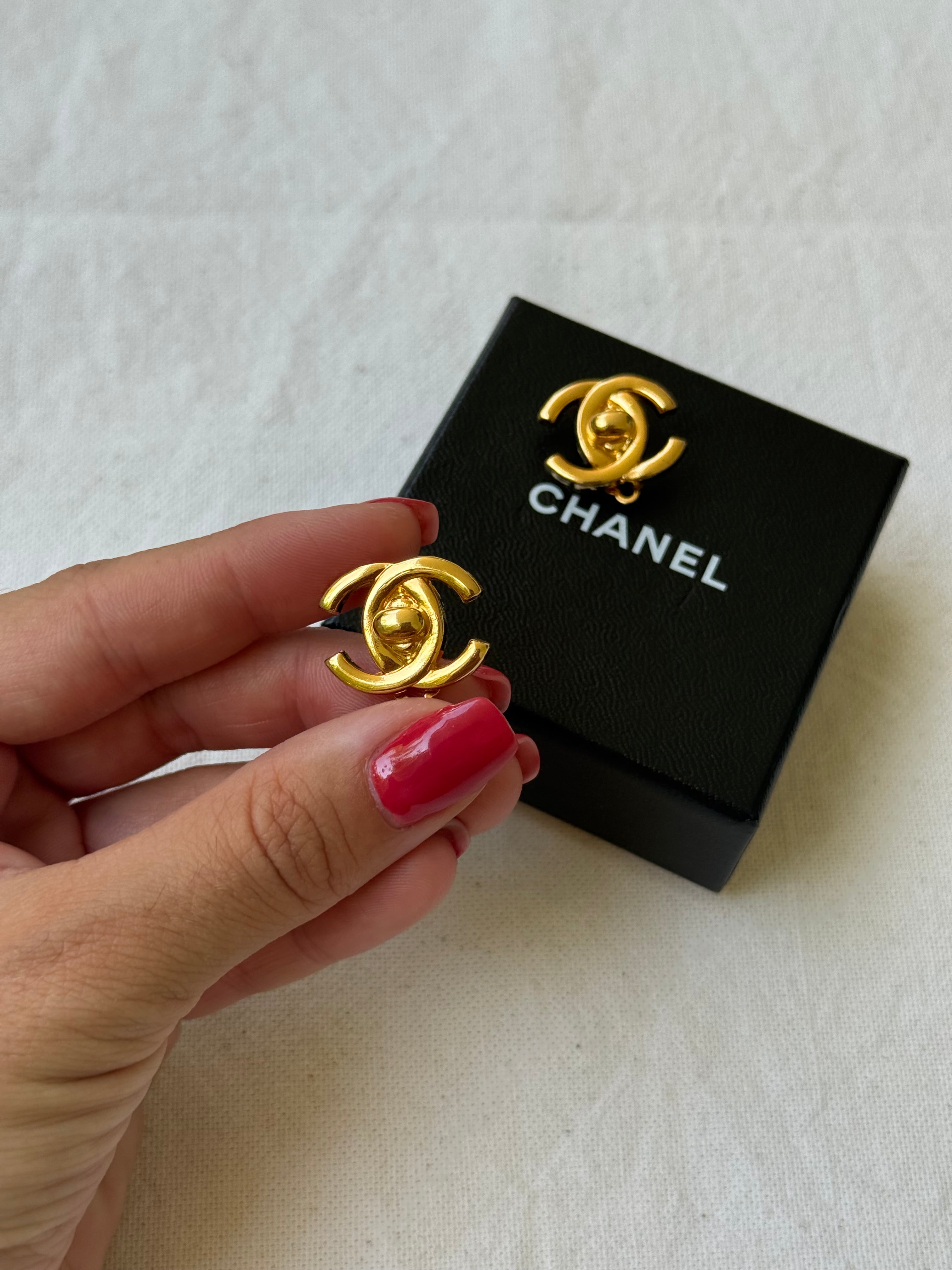 Boucles d’oreilles vintage Chanel - Modèle CC Lock petit format