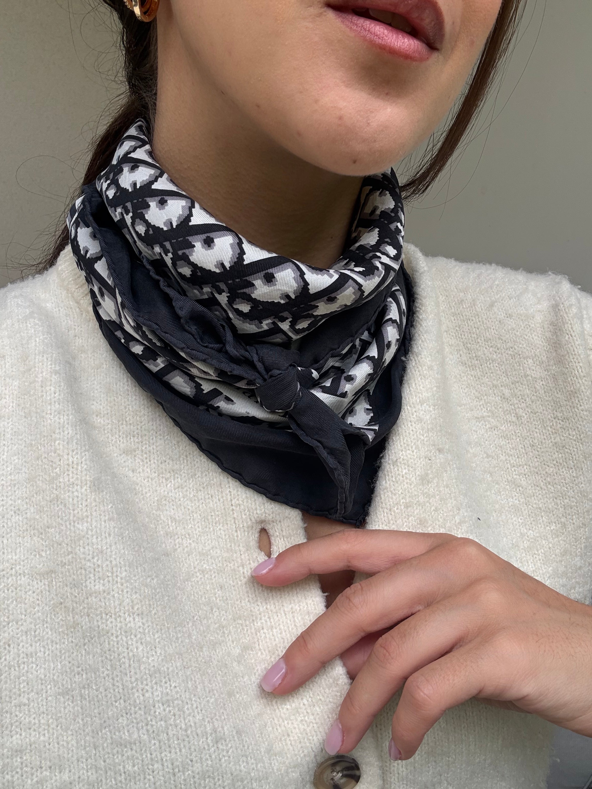 Foulard Christian Dior – Modèle monogramme noir