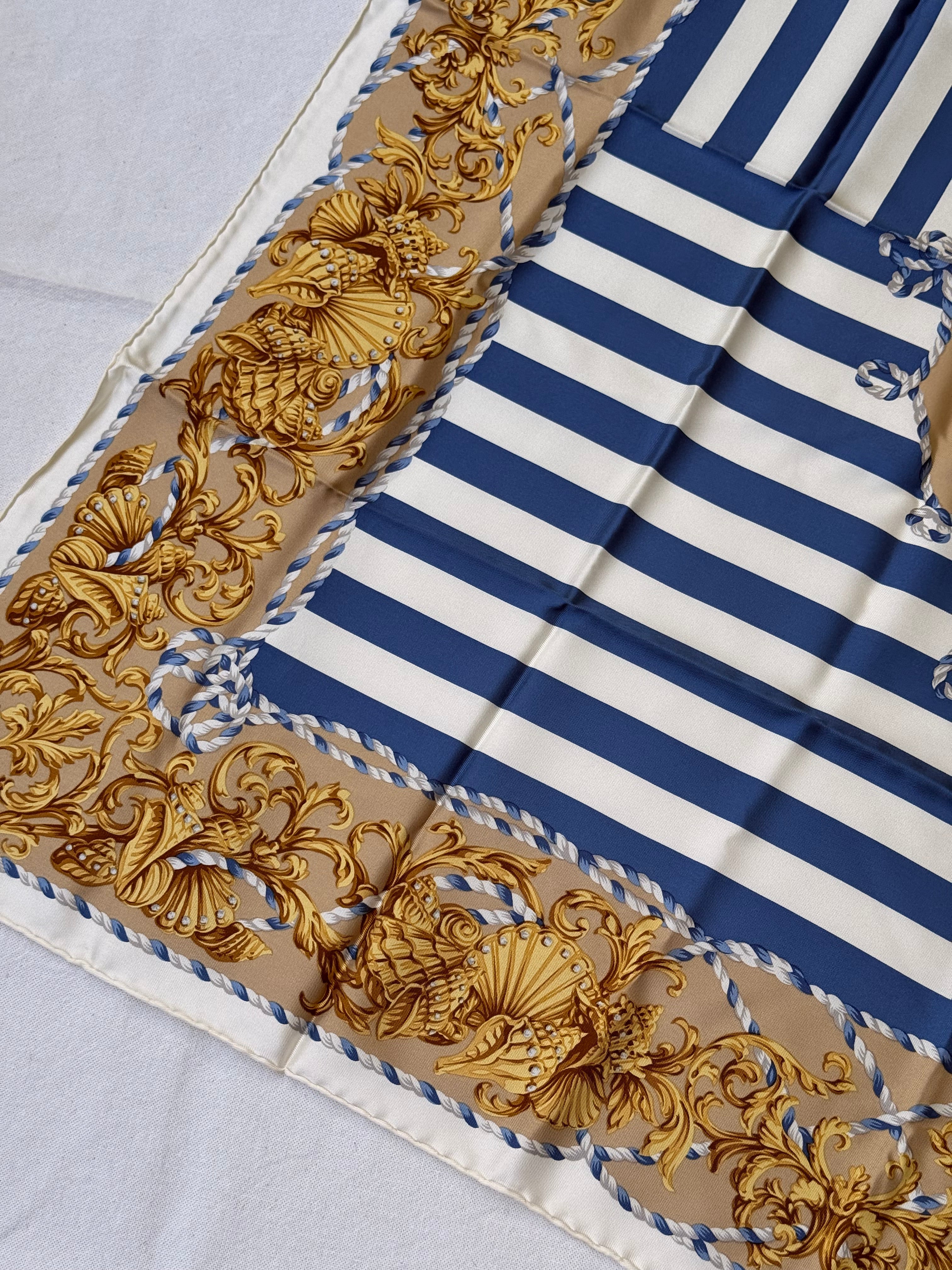 Foulard Christian Dior – Rayures marines et coquillages dorés