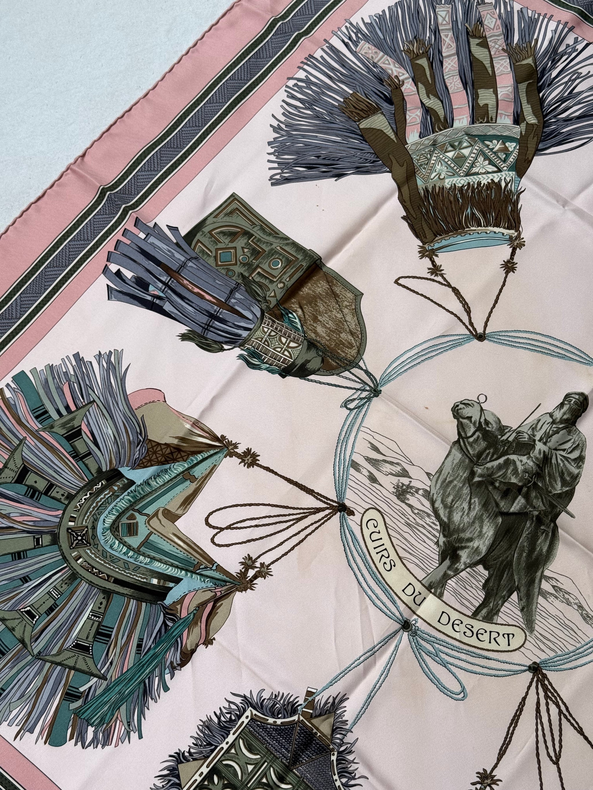 Foulard Hermès – Modèle Cuirs du Désert