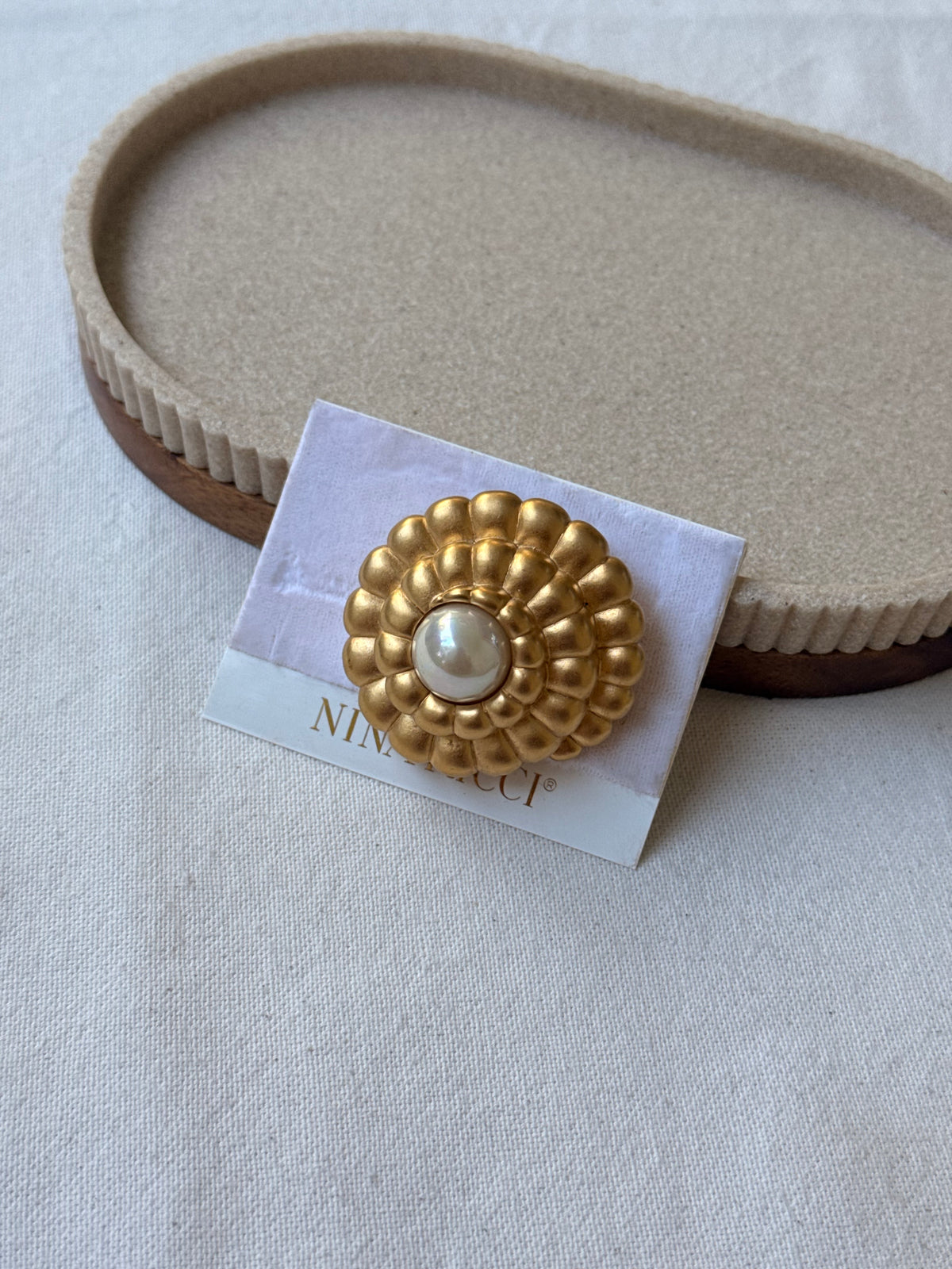 Broche Nina Ricci vintage - Fleur dorée et perle centrale