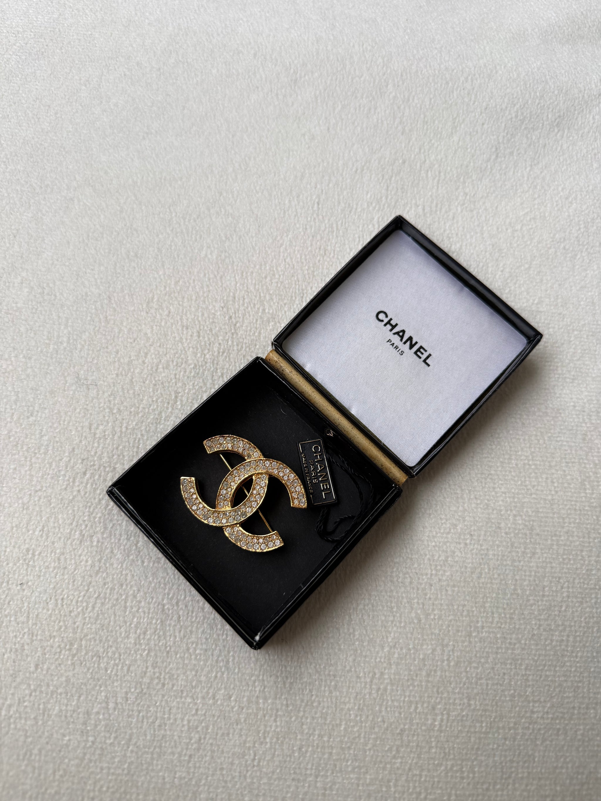 Broche Chanel vintage - CC ornée de strass