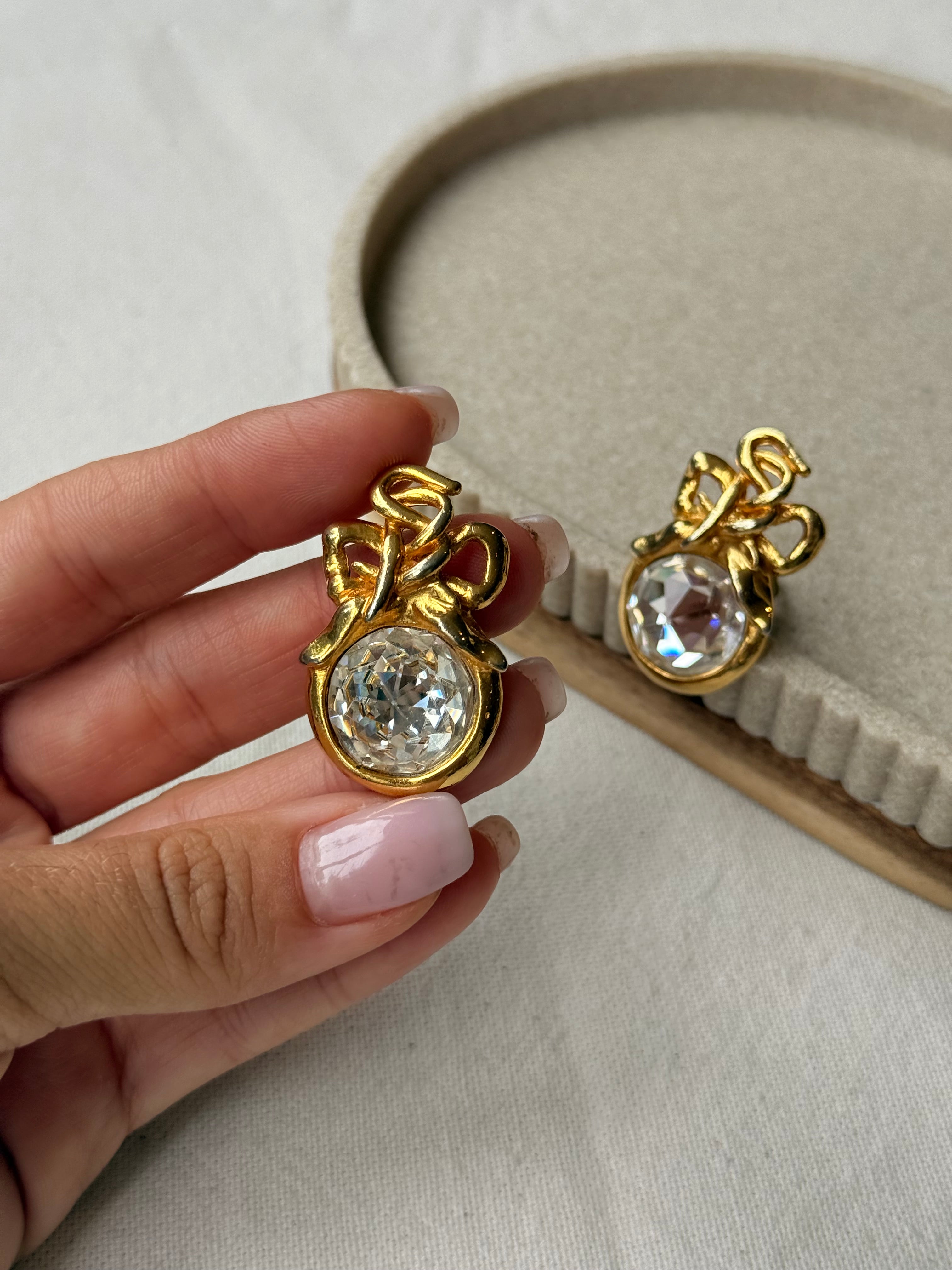 Boucles d’oreilles Sonia Rykiel vintage - Noeuds dorés et strass