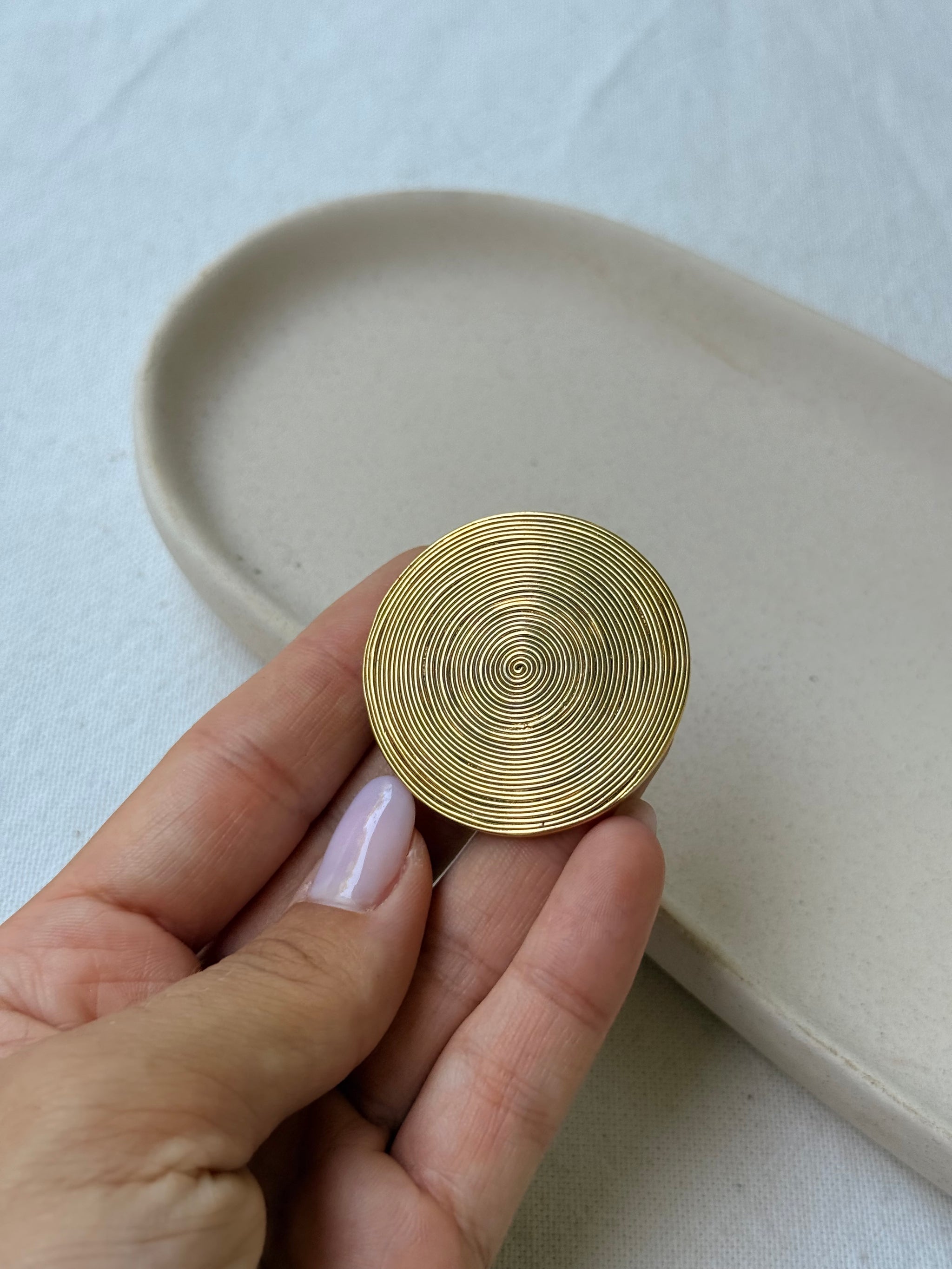 Broche vintage - Motif spirale dorée
