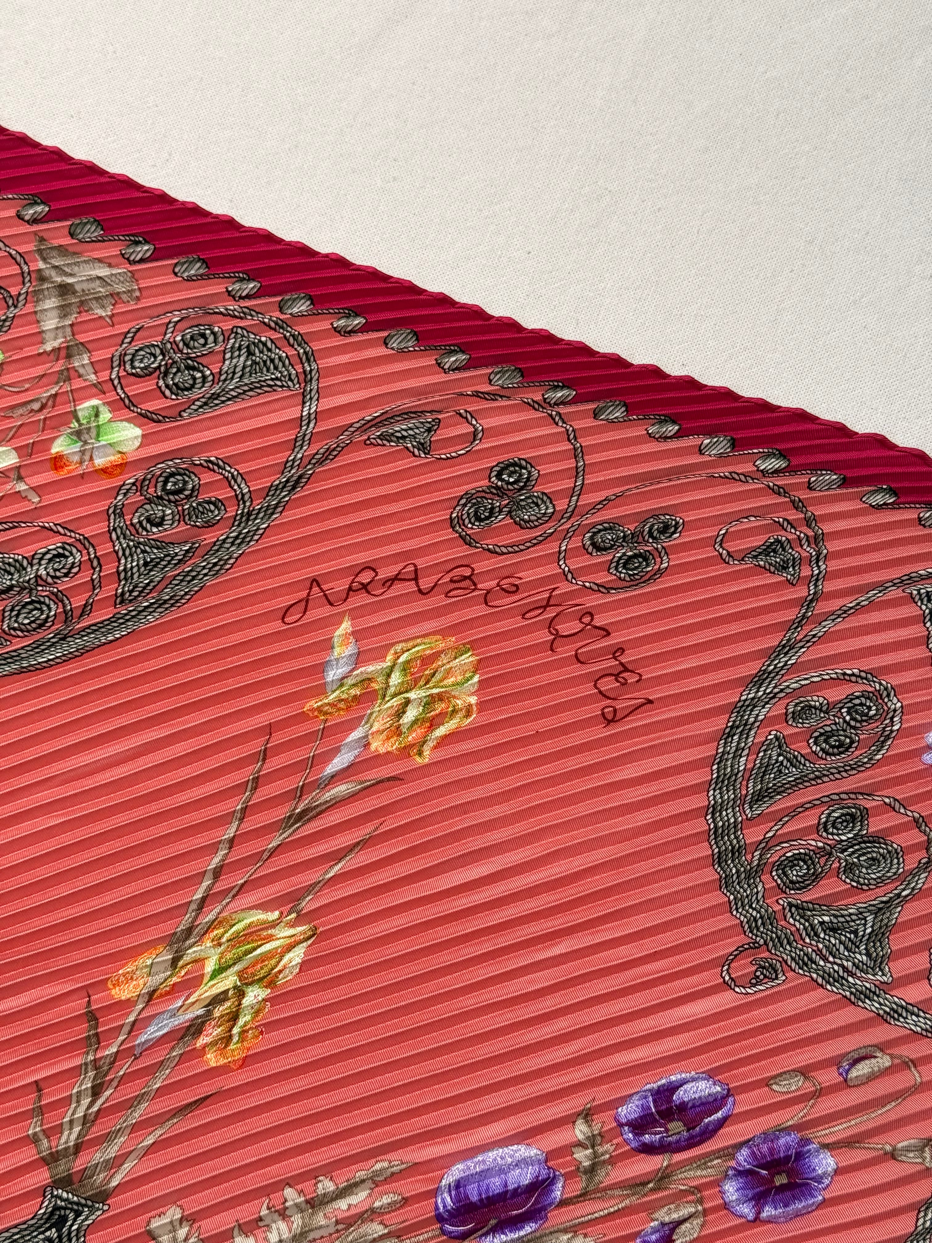 Foulard Hermès plissé – Modèle Arabesques