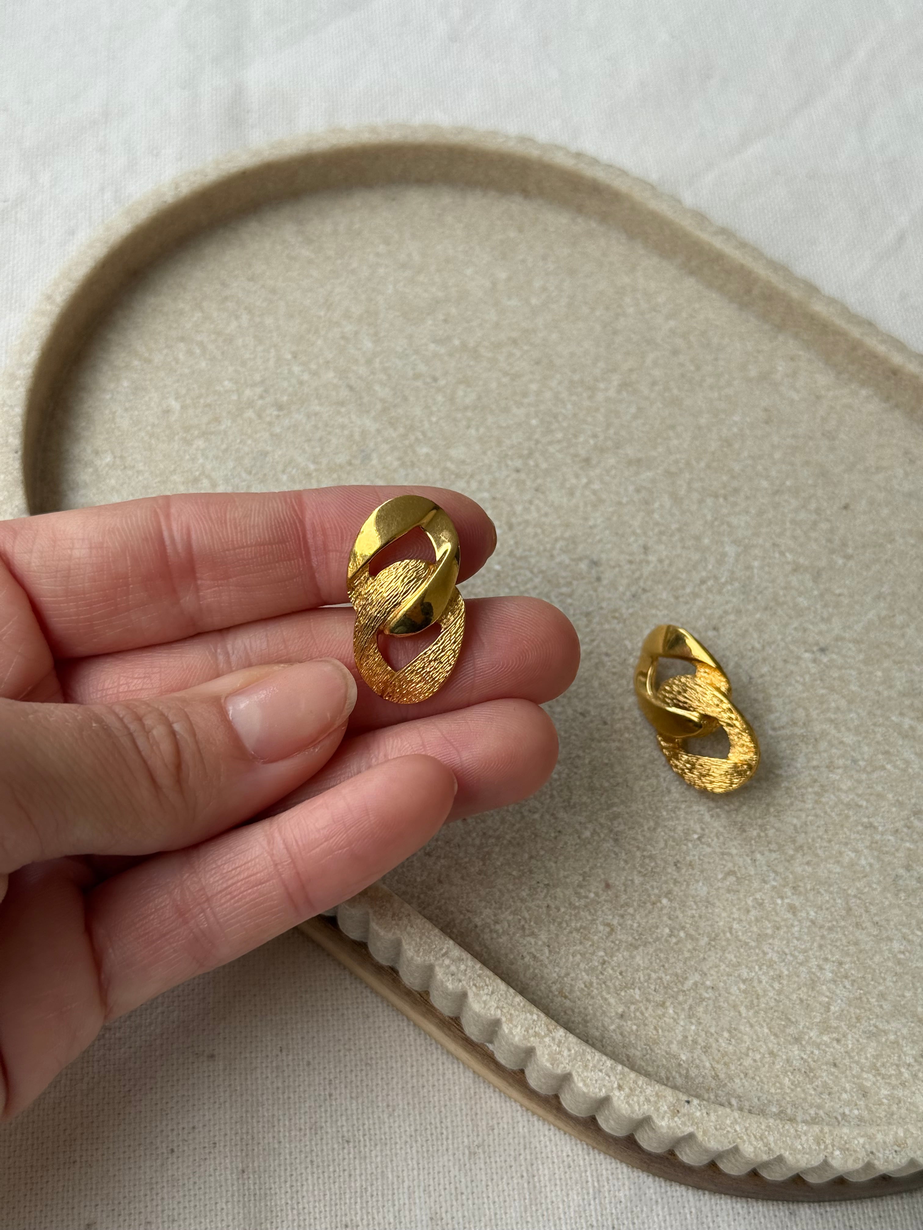 Boucles d'oreilles Napier vintage - Maillons entrelacés dorés (oreilles percées)