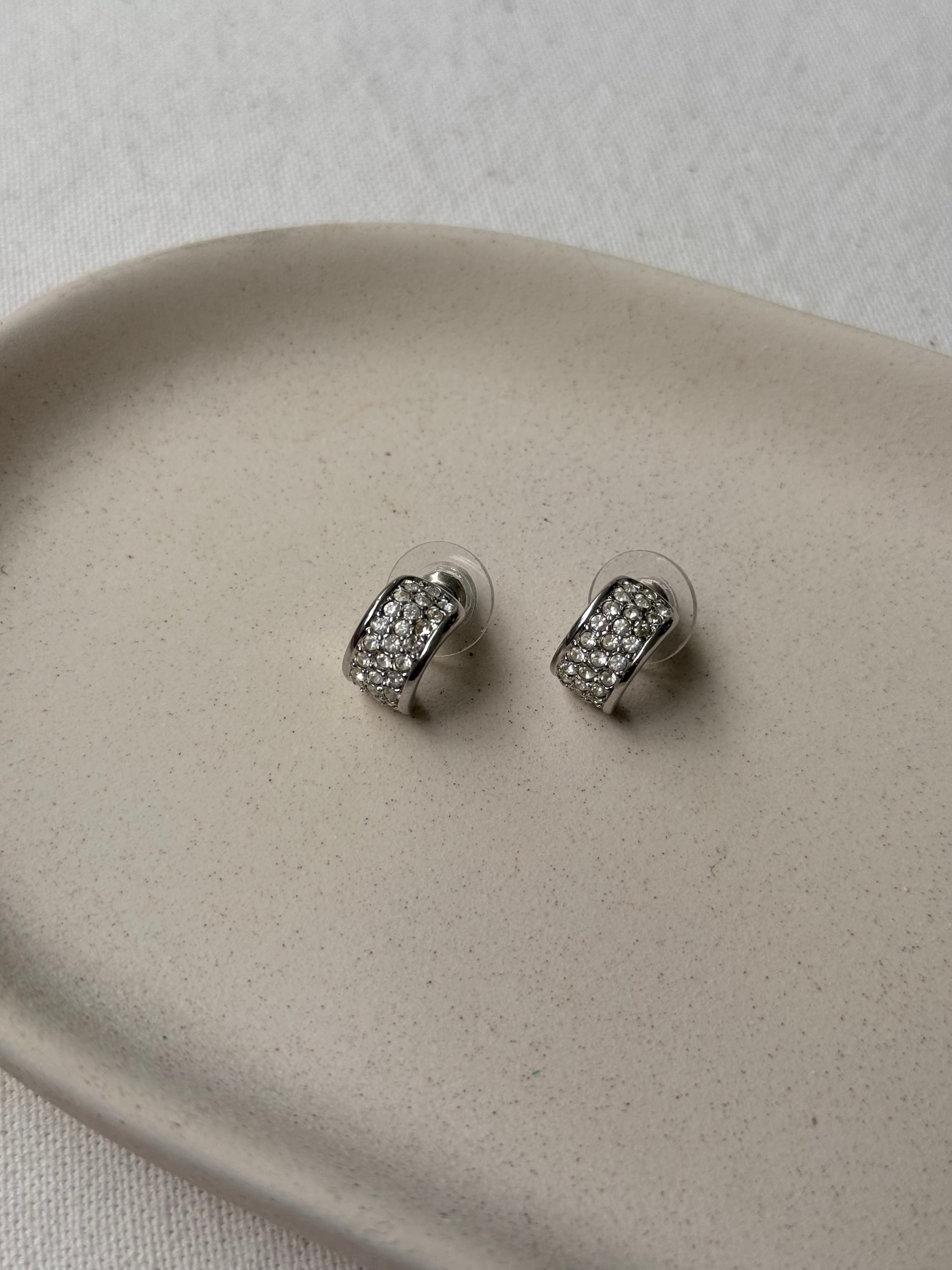 Boucles d’oreilles Christian Dior vintage - Créoles argentées ornées de strass (oreilles percées)