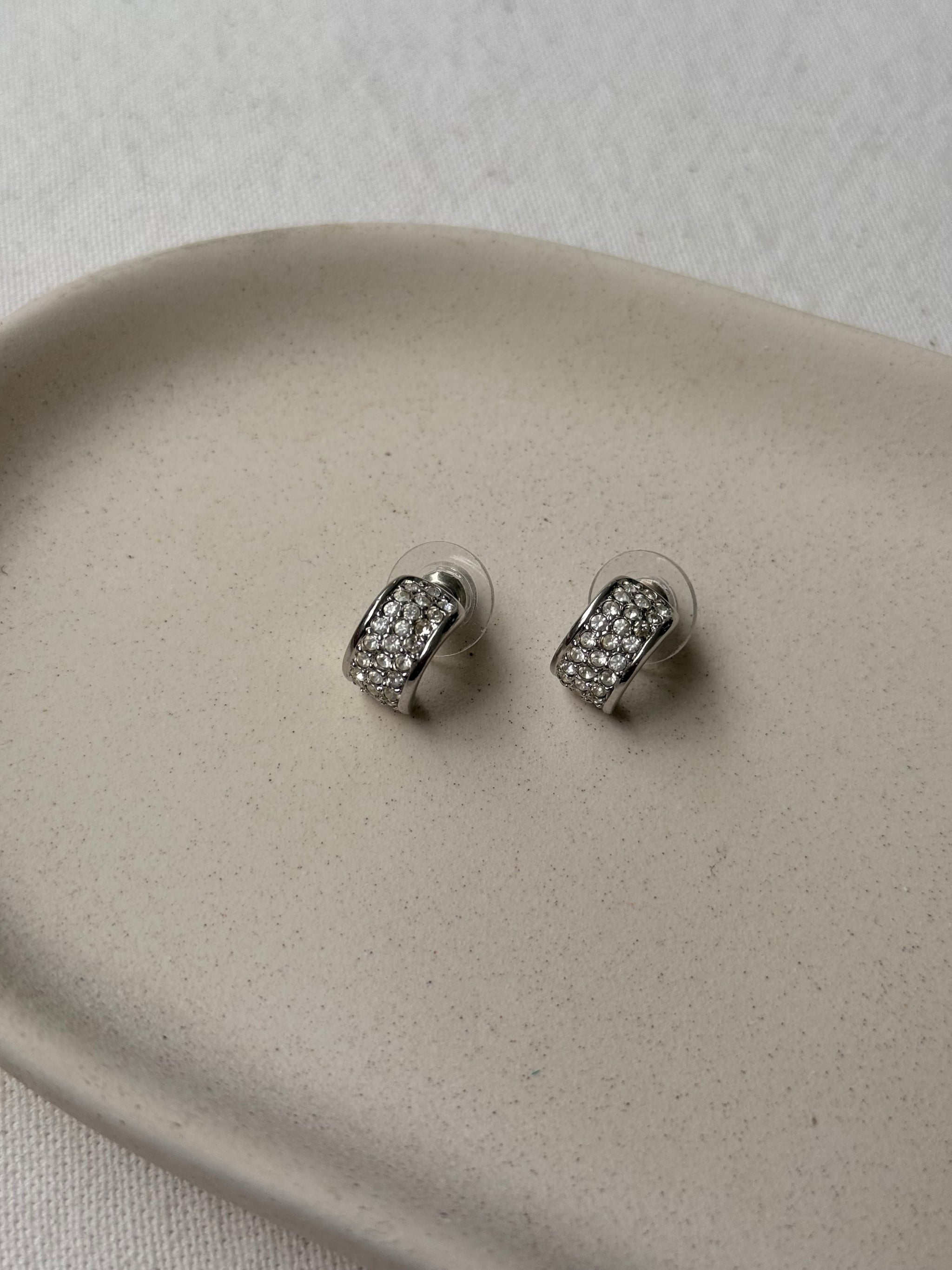 Boucles d’oreilles Christian Dior vintage - Créoles argentées ornées de strass (oreilles percées)