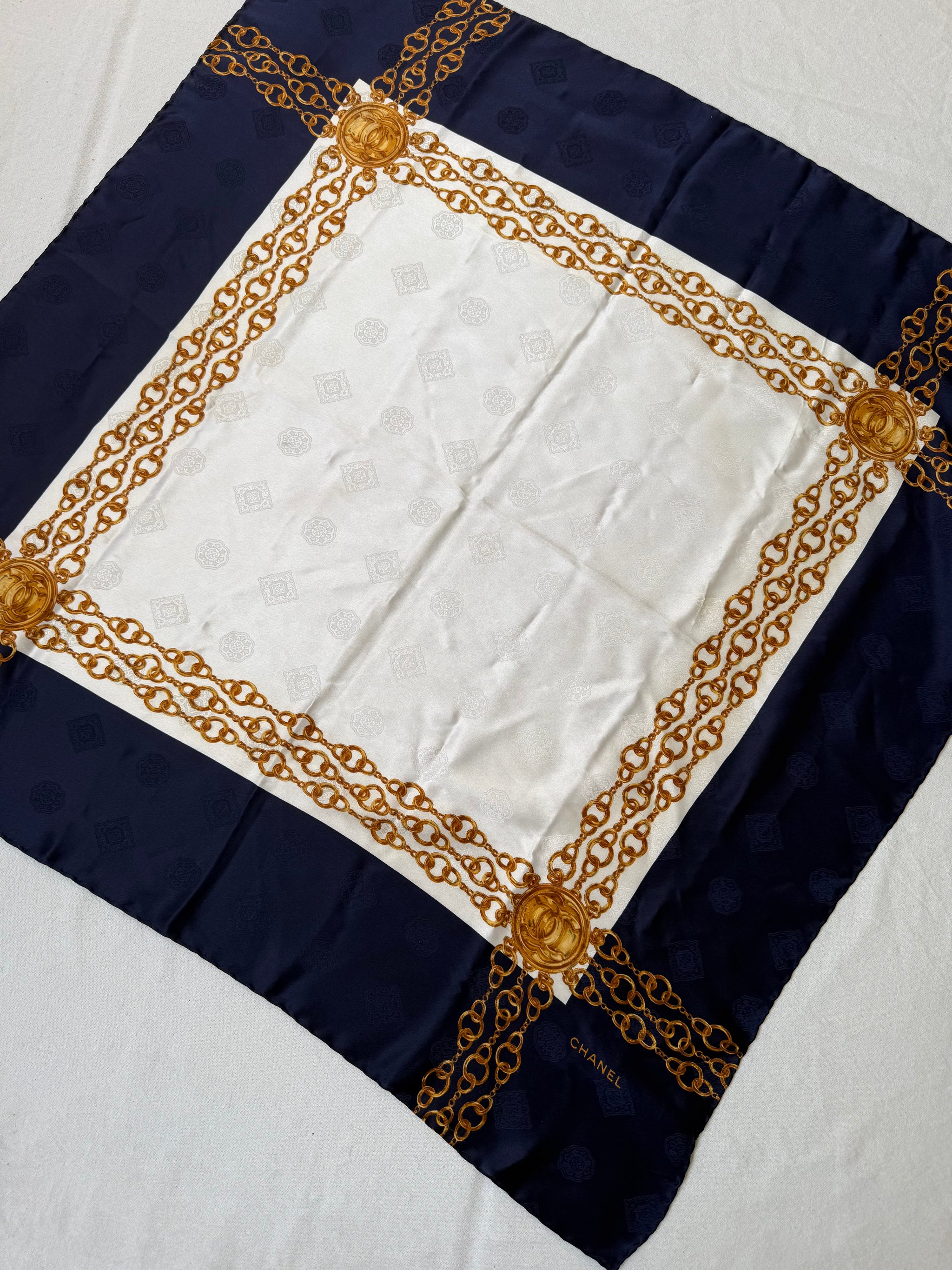 Foulard Chanel - Modèle bleu marine et blanc