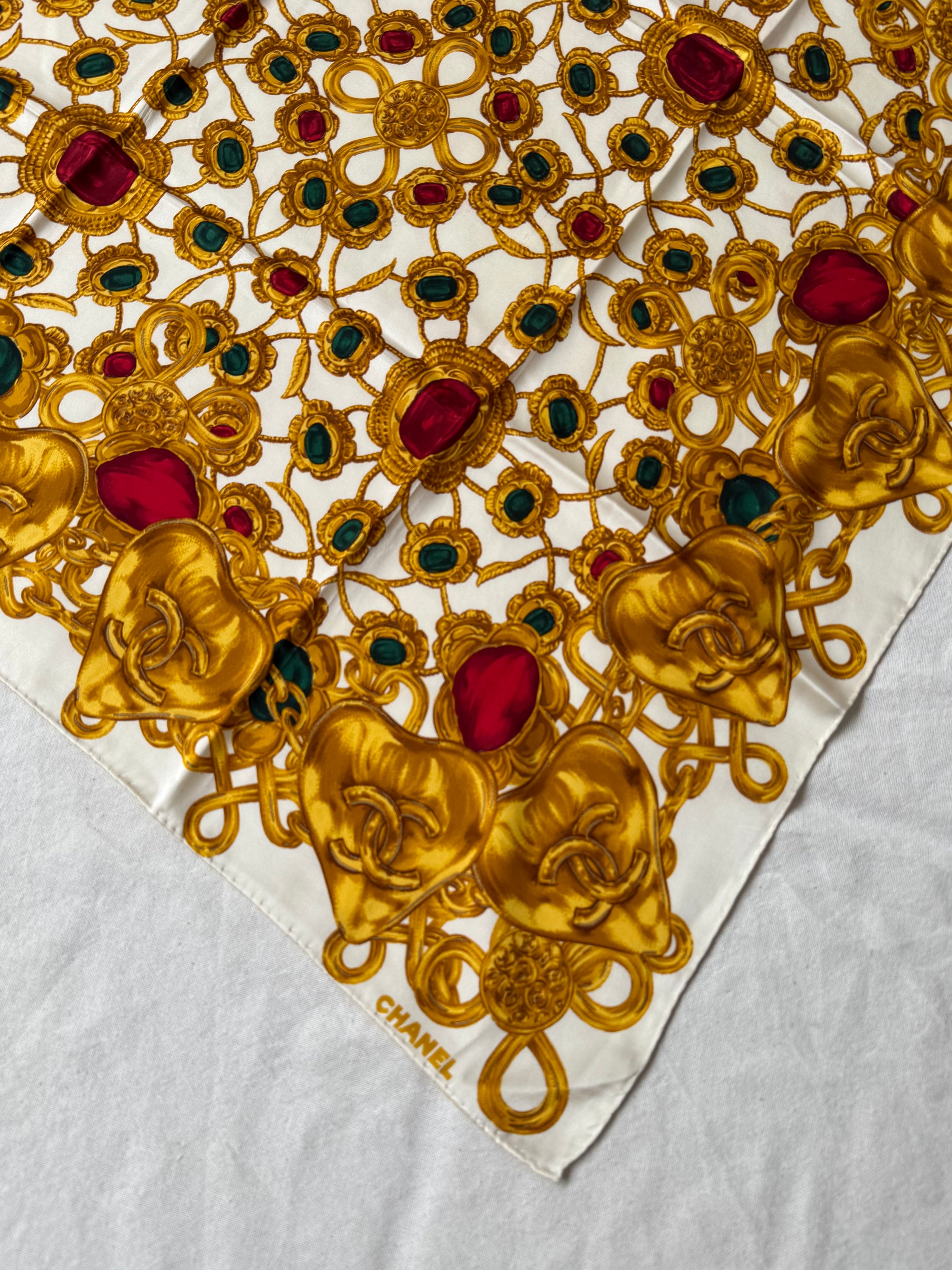 Foulard Chanel – Modèle blanc et bijouteries