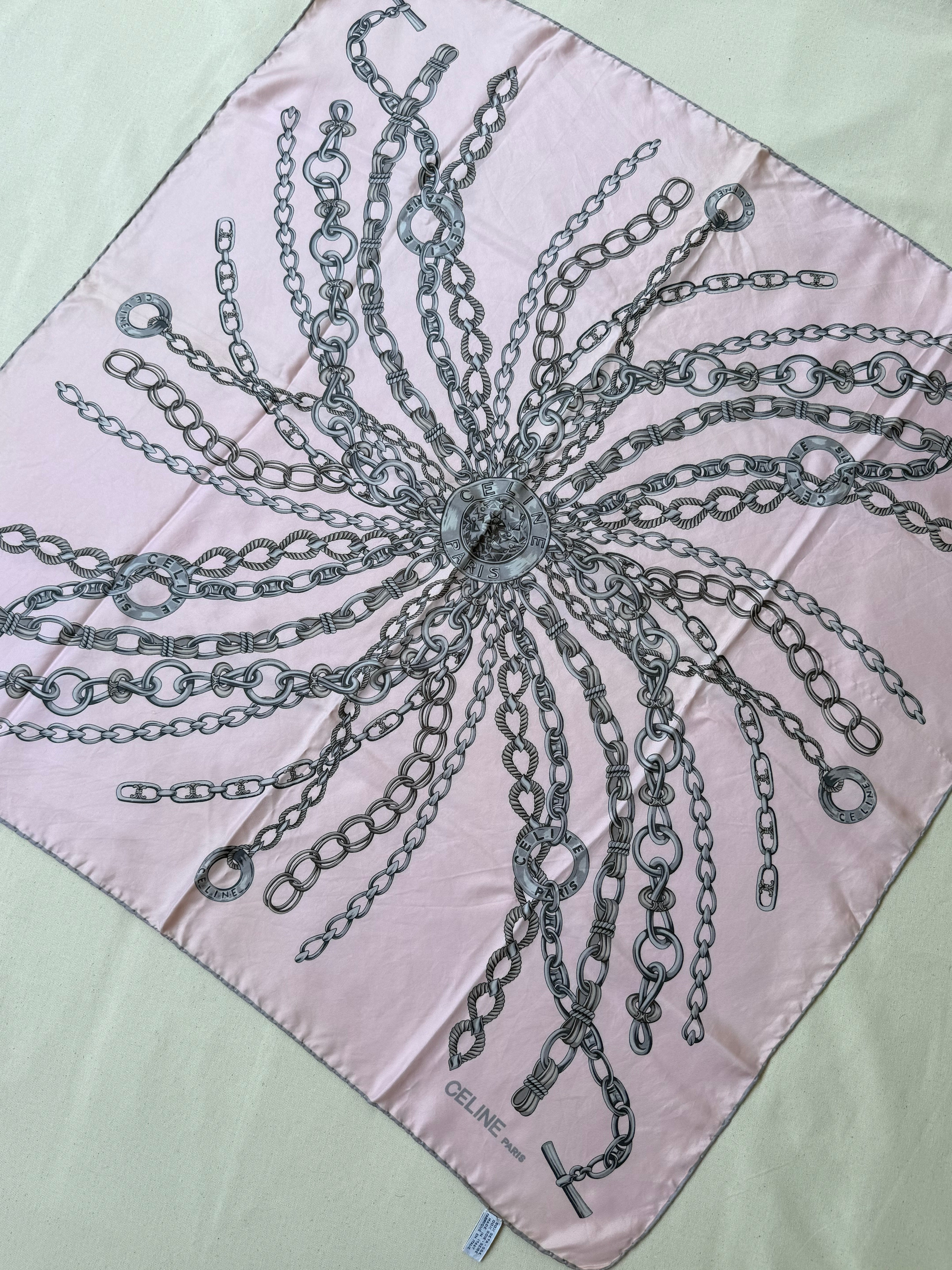 Foulard Céline – Modèle rose clair et chaînes argentées