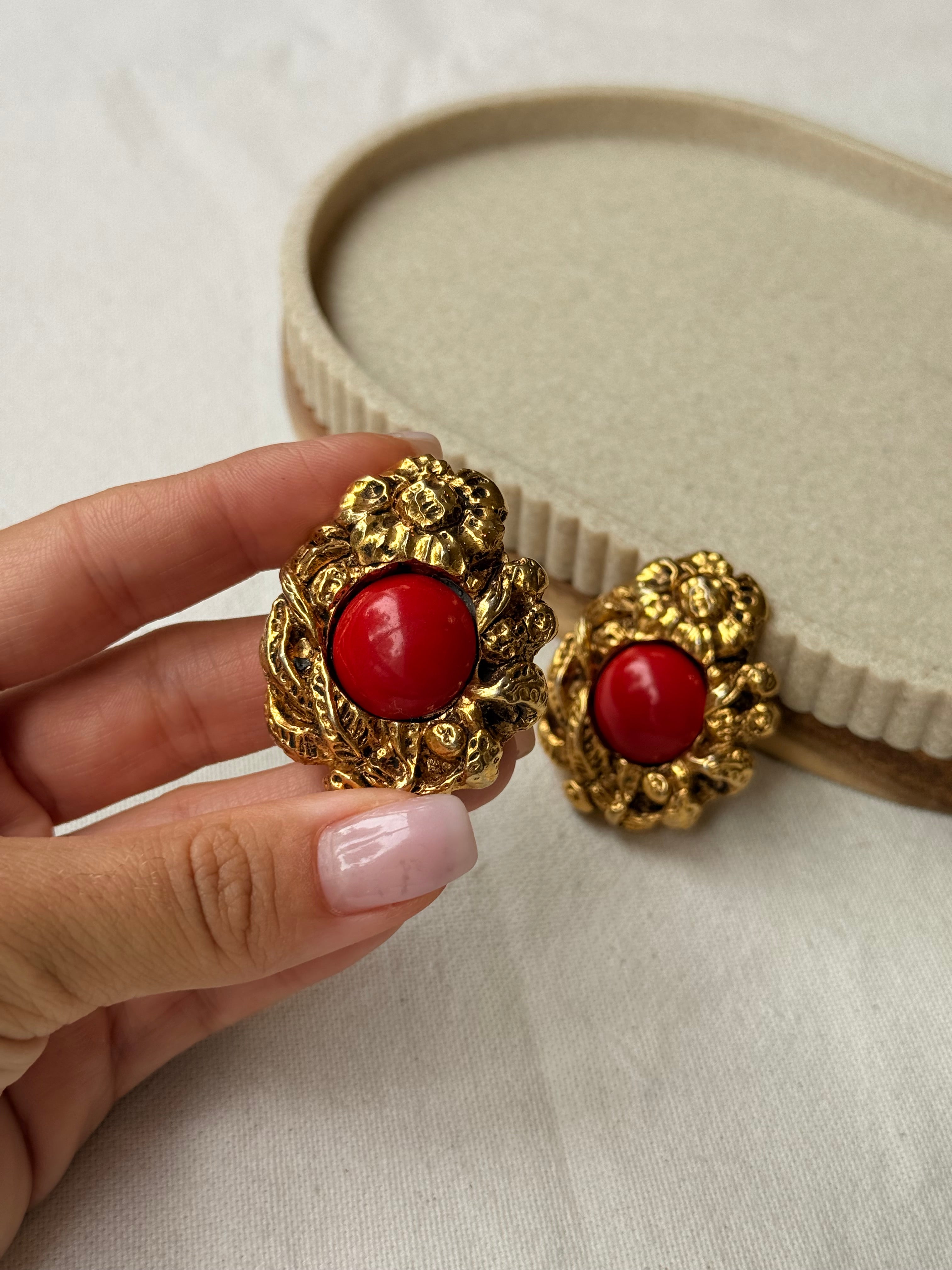 Boucles d’oreilles vintage - Cabochons rouges et motifs floraux