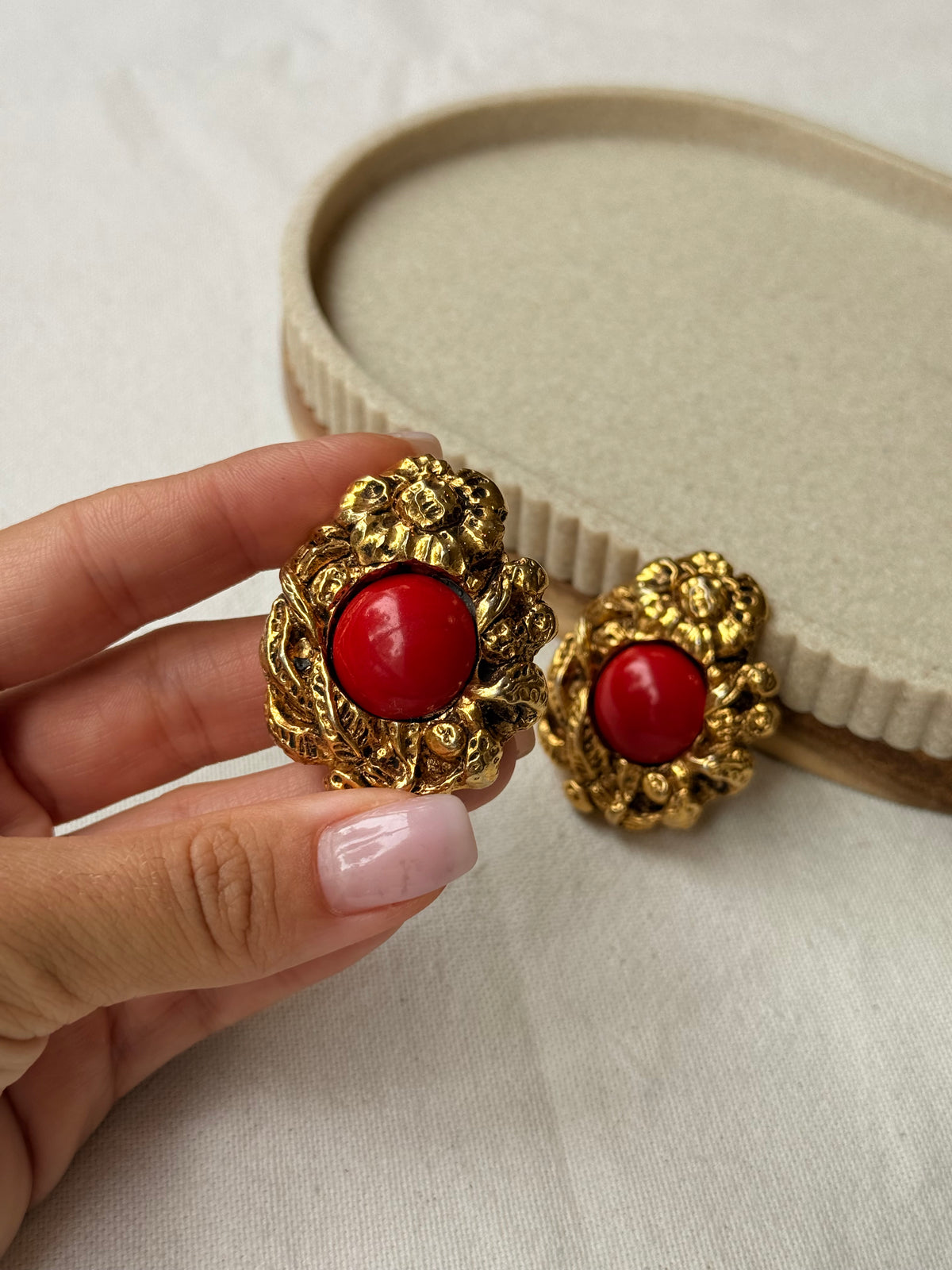 Boucles d’oreilles vintage - Cabochons rouges et motifs floraux