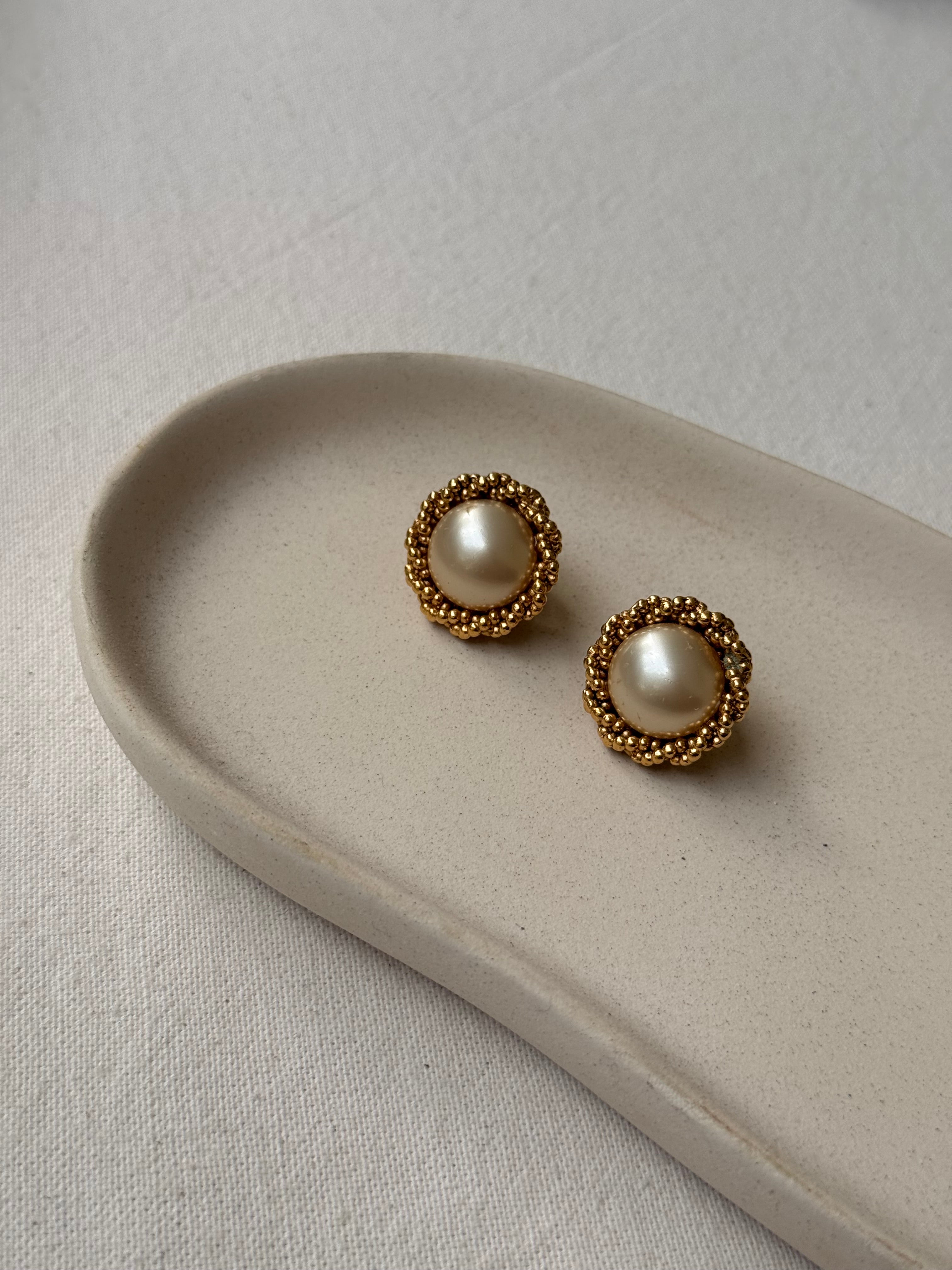 Boucles d’oreilles vintage Chanel - Perles fantaisies et bordure texturée