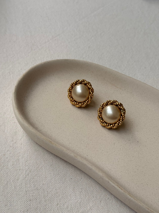 Boucles d’oreilles vintage Chanel - Perles fantaisies et bordure texturée