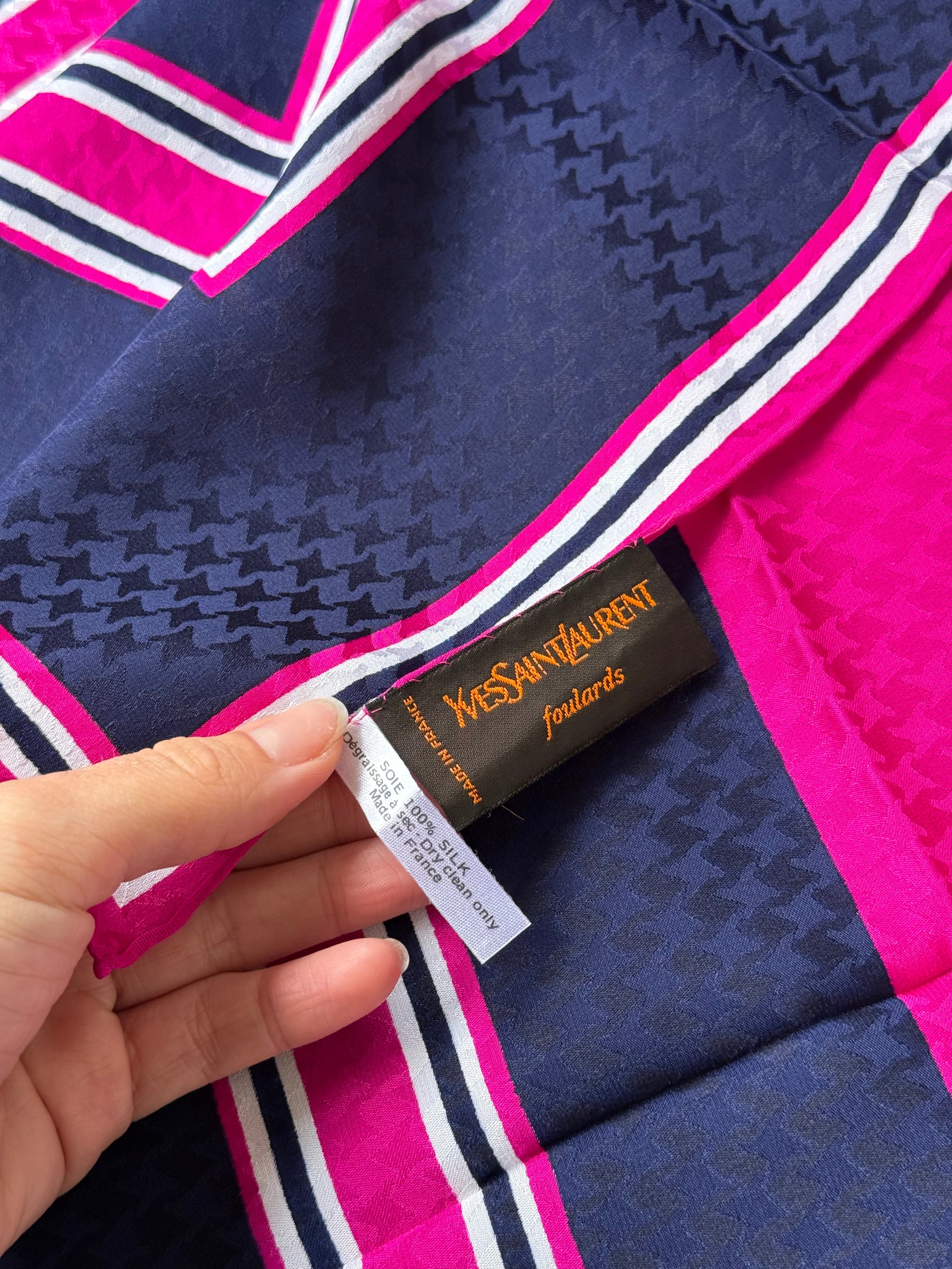 Foulard Yves Saint Laurent – Motifs graphiques