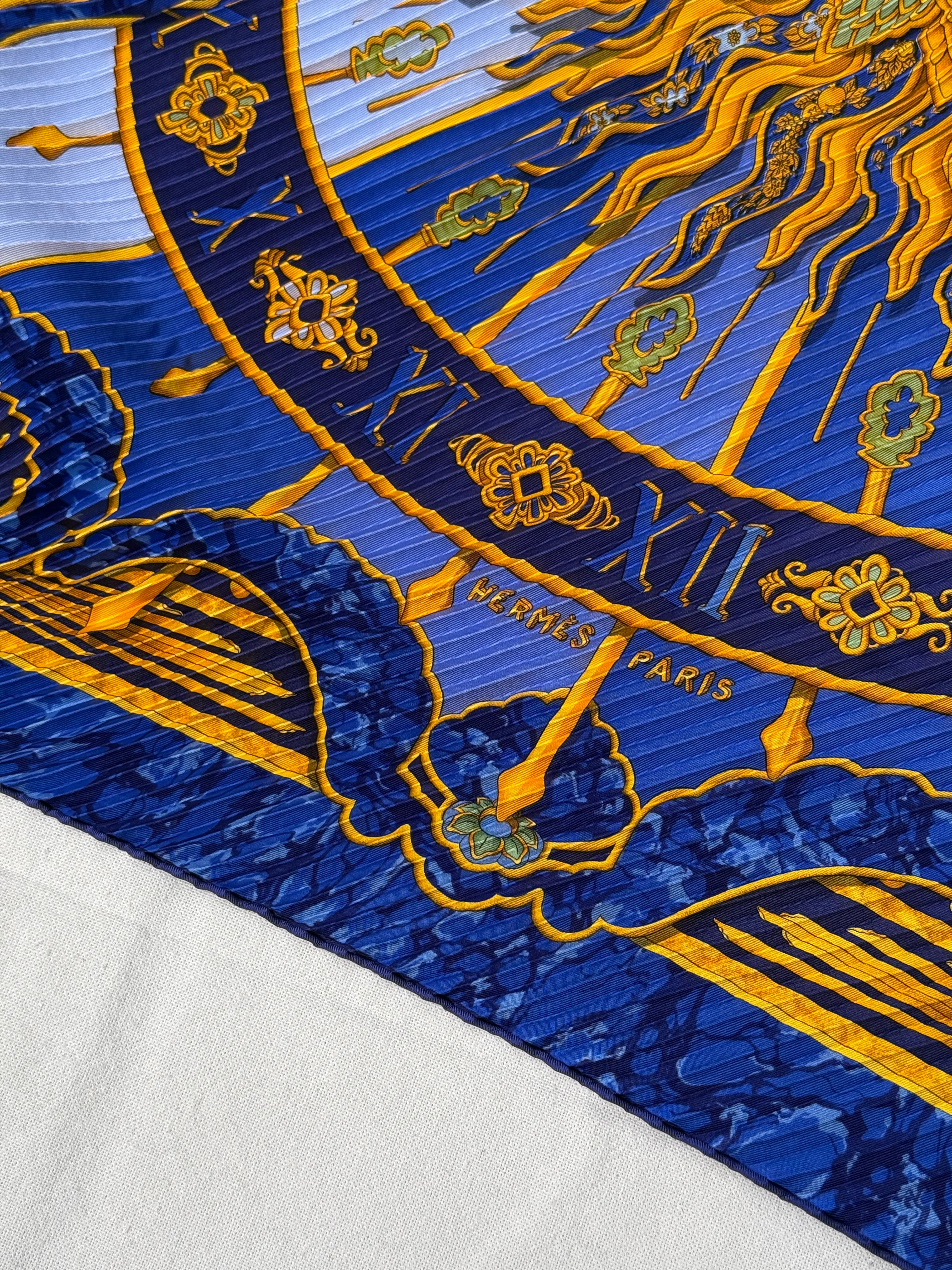 Foulard Hermès plissé – Modèle Carpe Diem