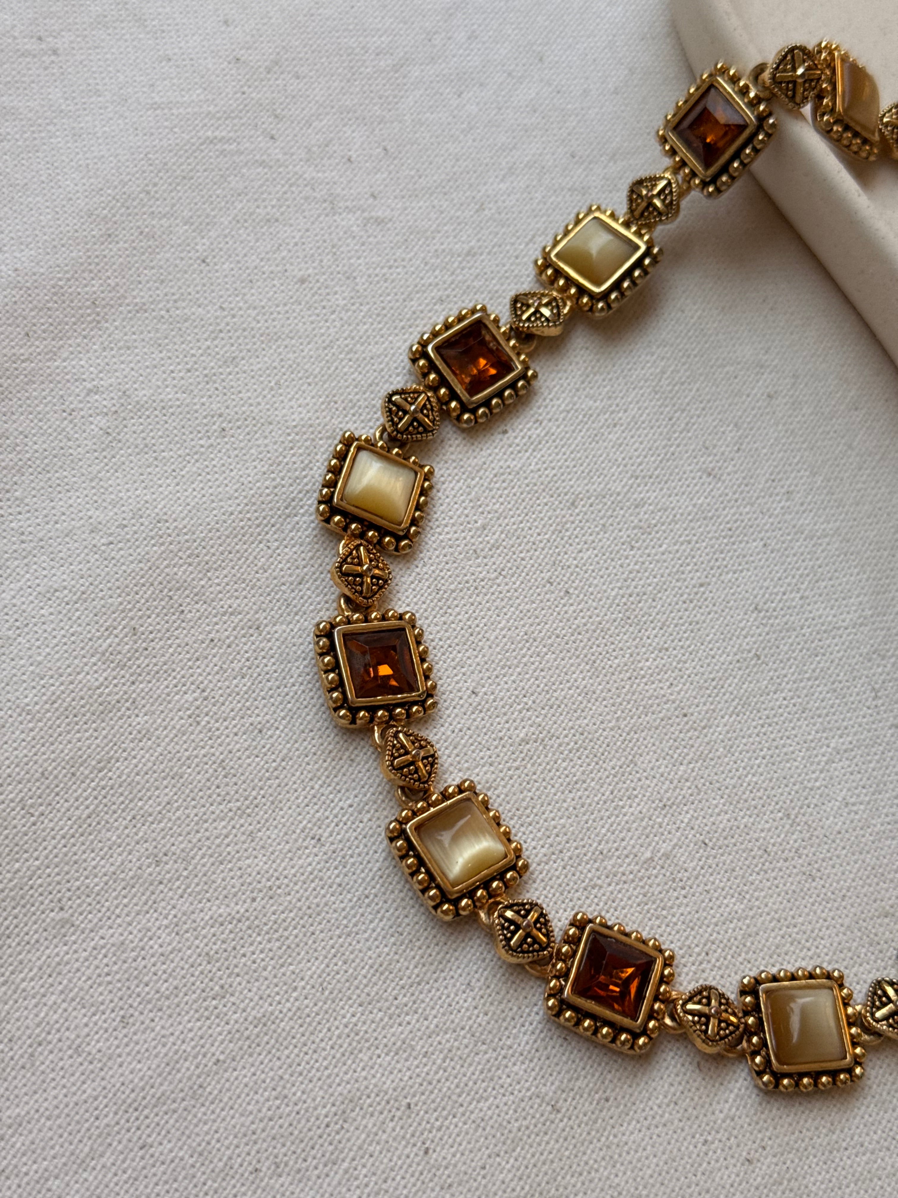 Collier doré vintage - Pierres ambrées et cabochons nacrés