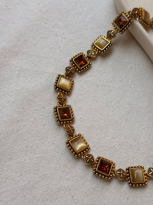 Collier doré vintage - Pierres ambrées et cabochons nacrés