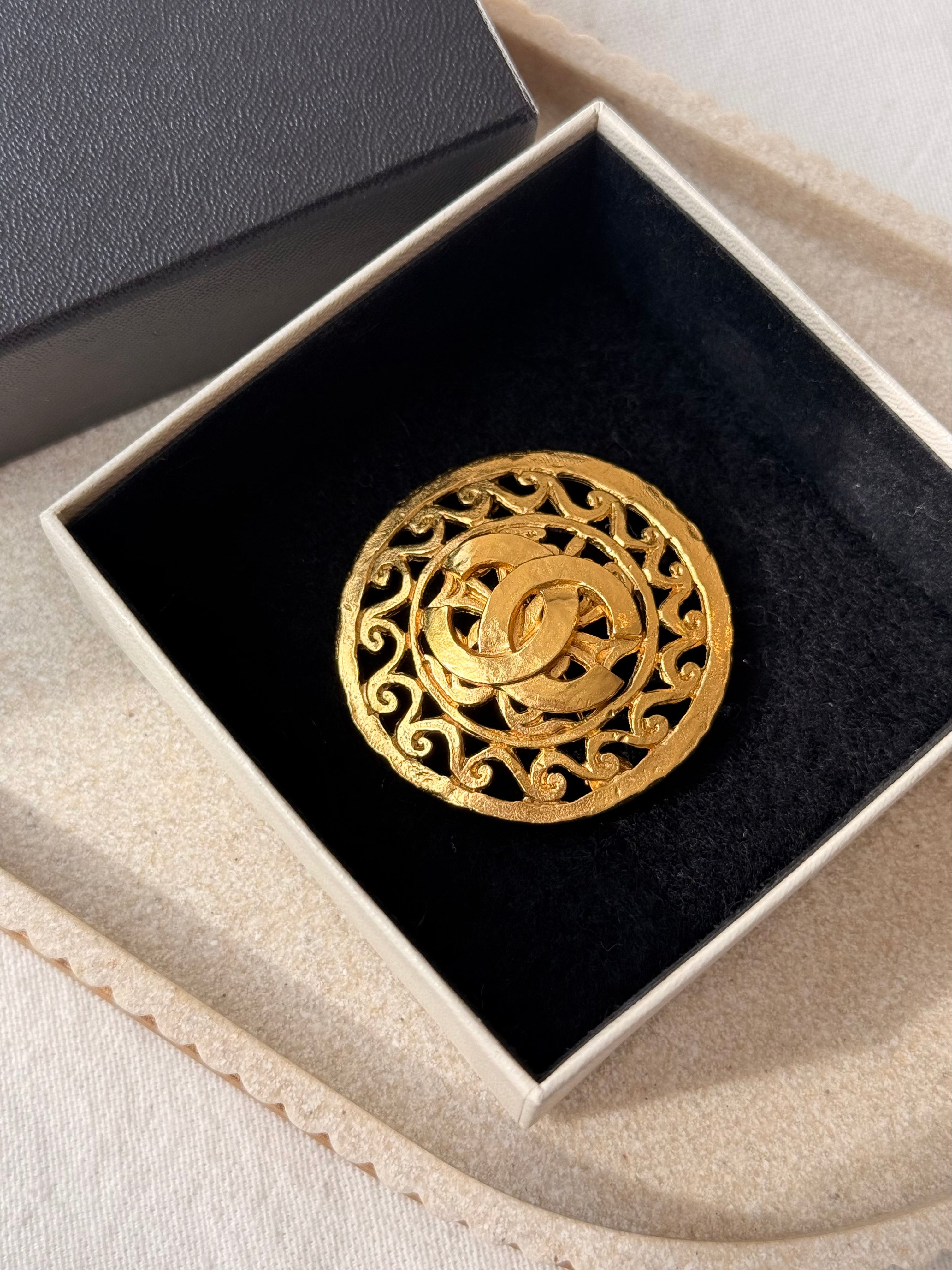 Broche Chanel vintage - Baroque et logo CC