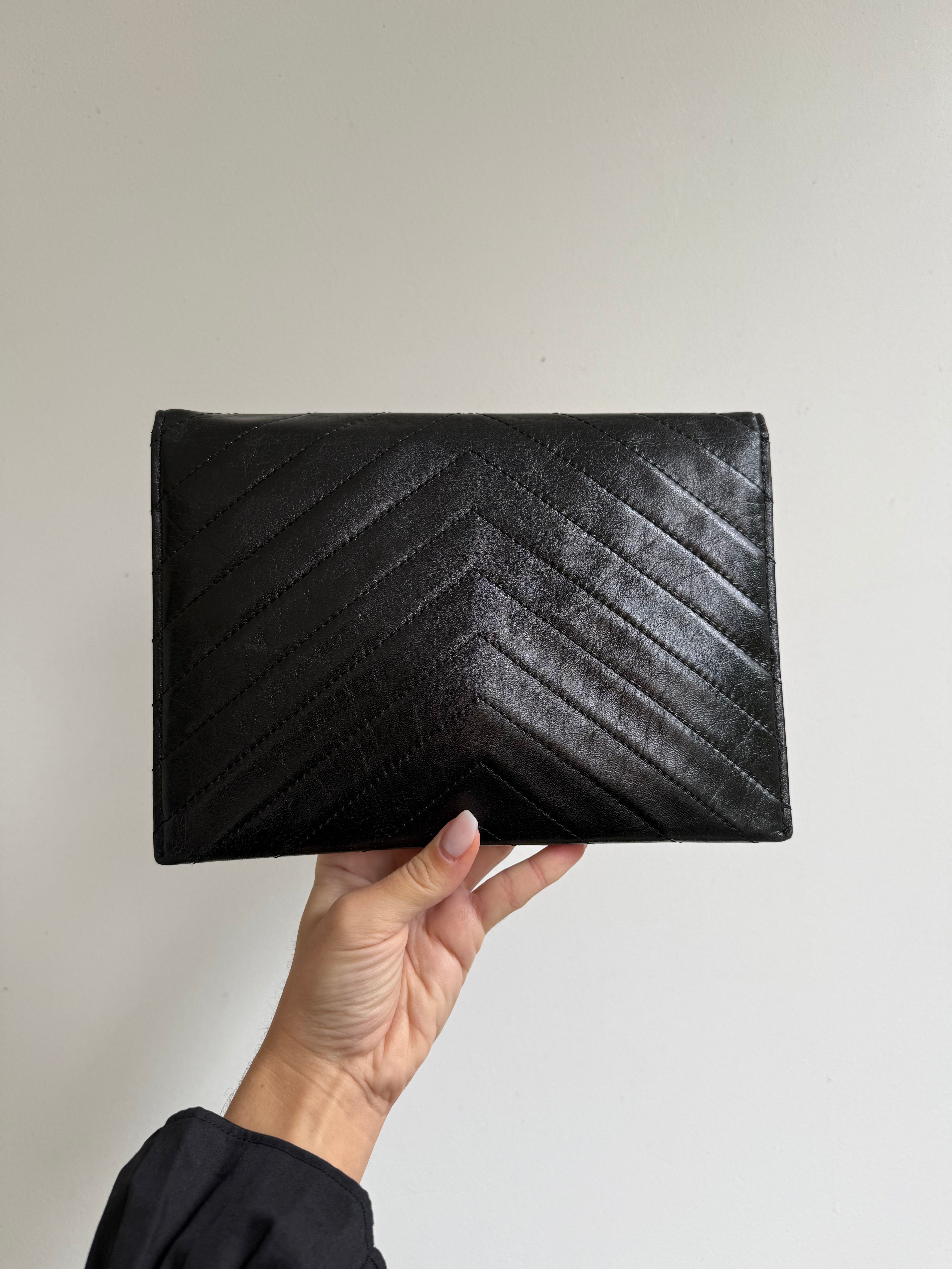 Pochette Yves Saint Laurent vintage - Enveloppe cuir noir matelassée