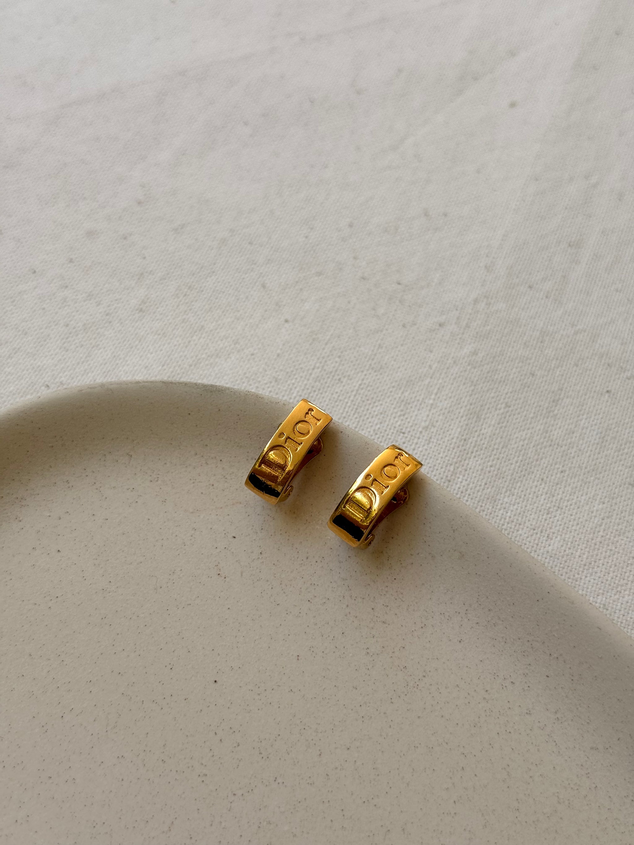 Boucles d’oreilles Christian Dior vintage - Créoles dorées inscription Dior