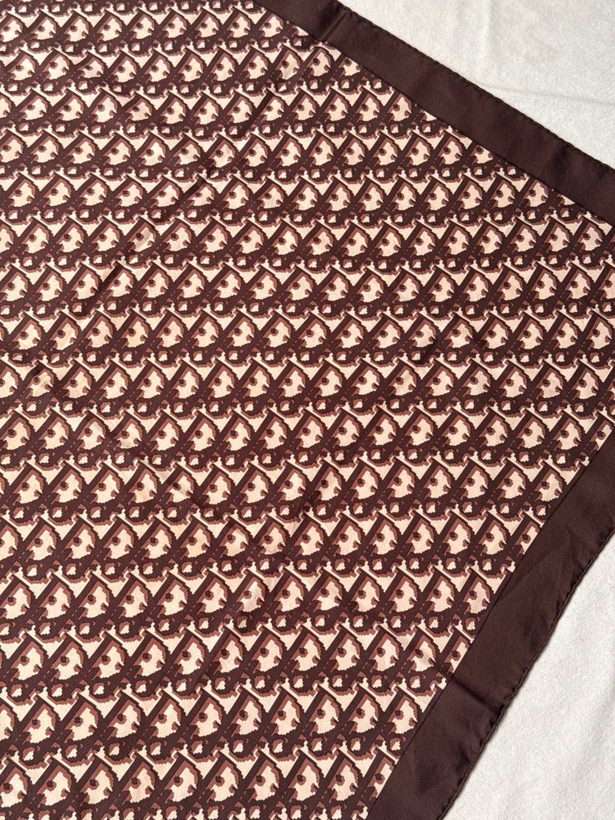 Foulard Christian Dior – Modèle monogramme marron