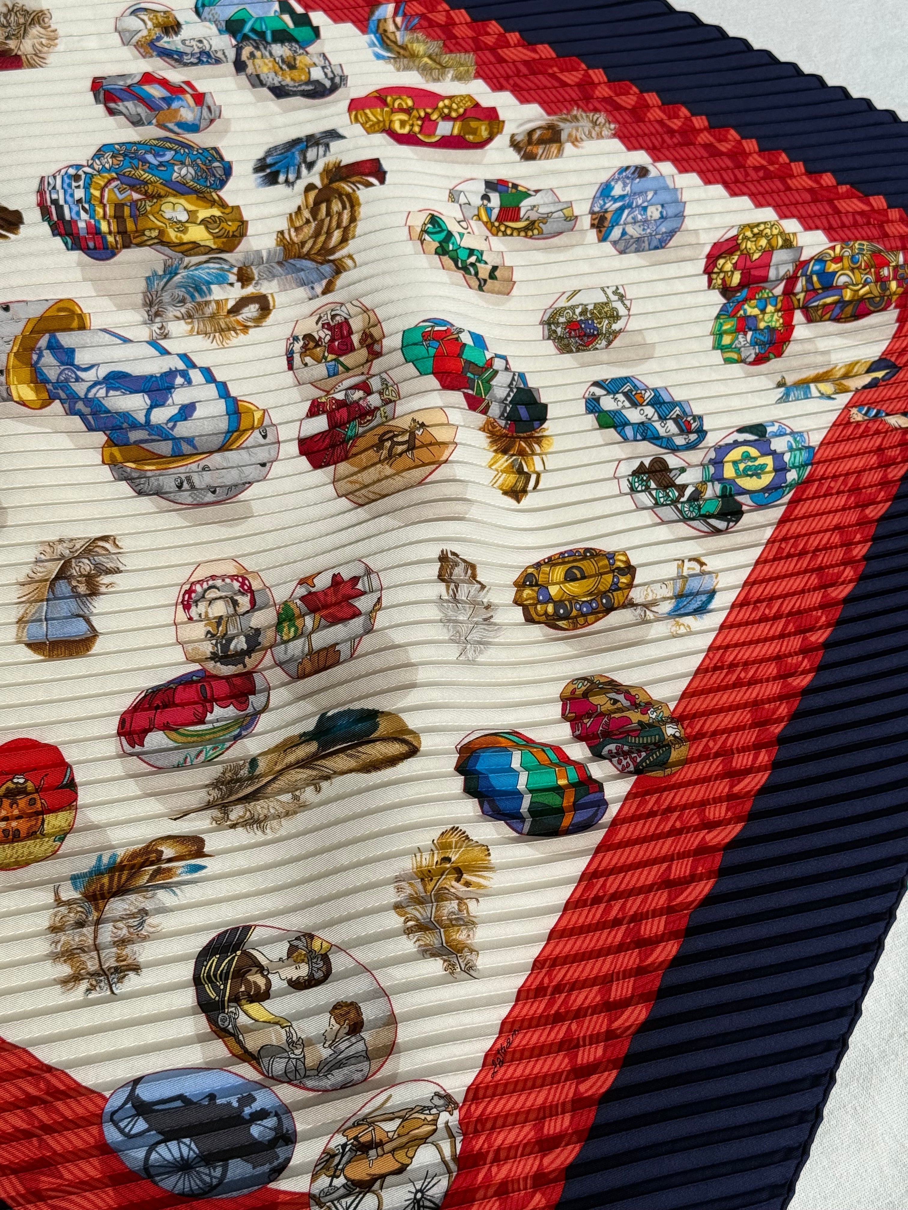Foulard Hermès plissé – Modèle Couvée d’Hermès