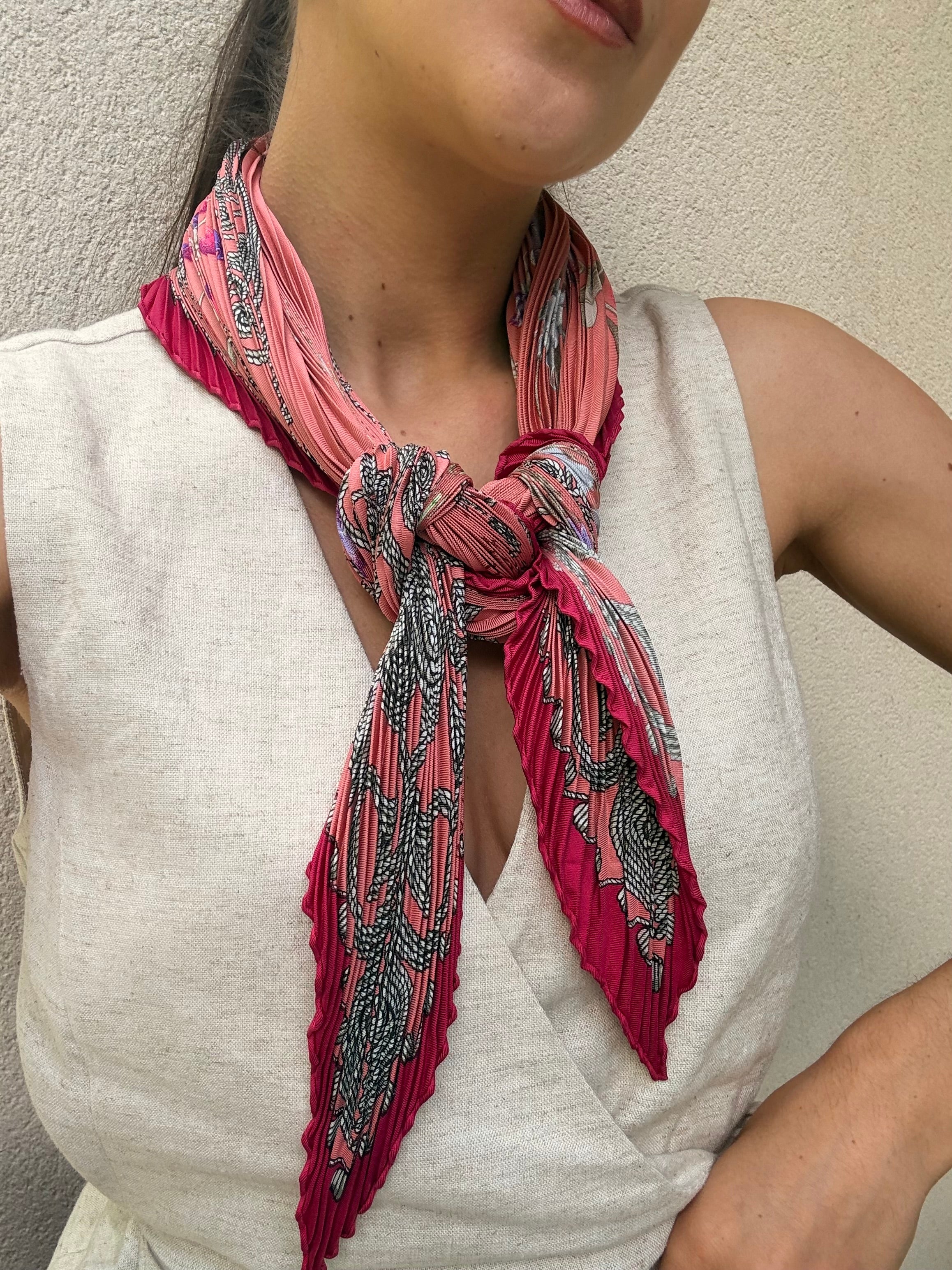 Foulard Hermès plissé – Modèle Arabesques