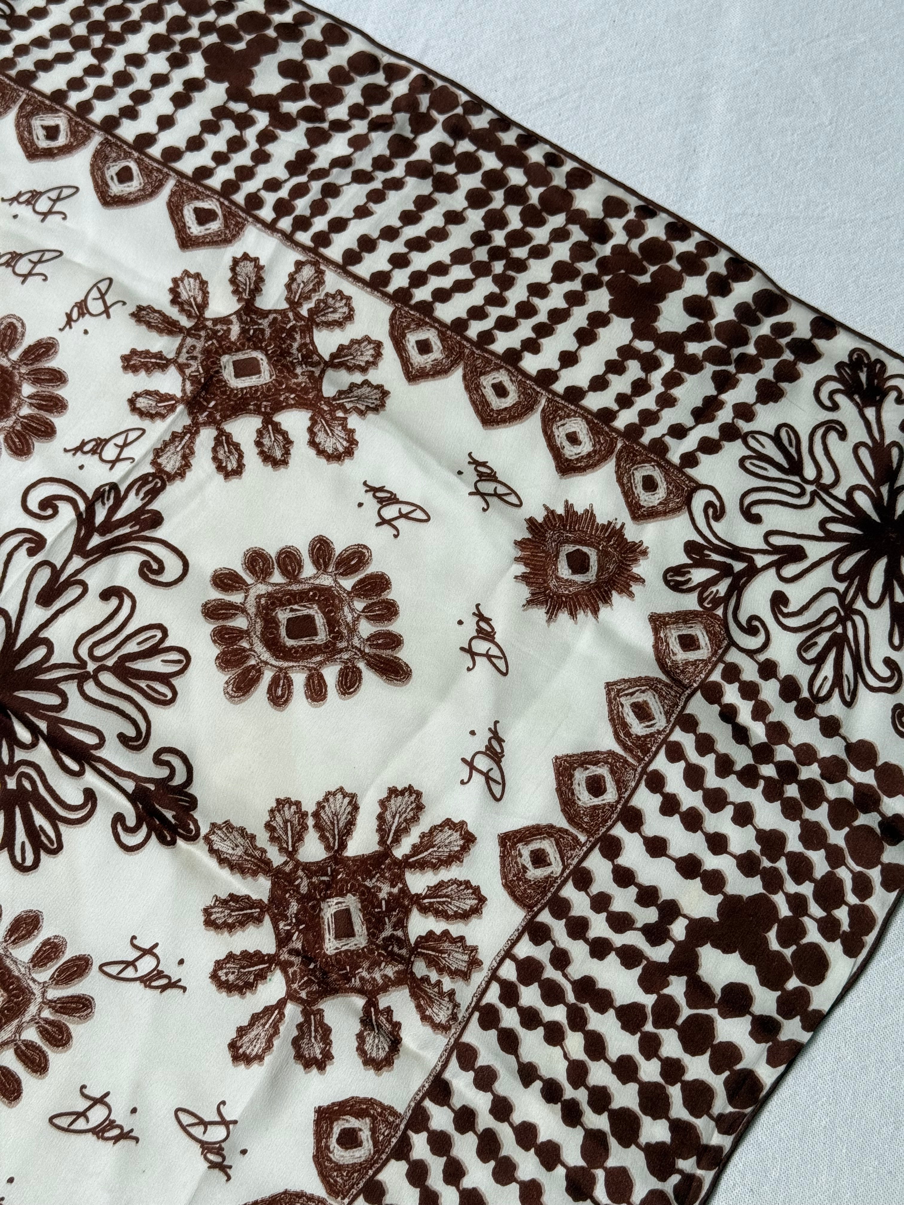 Foulard Christian Dior vintage – Motifs brodés esprit bandana