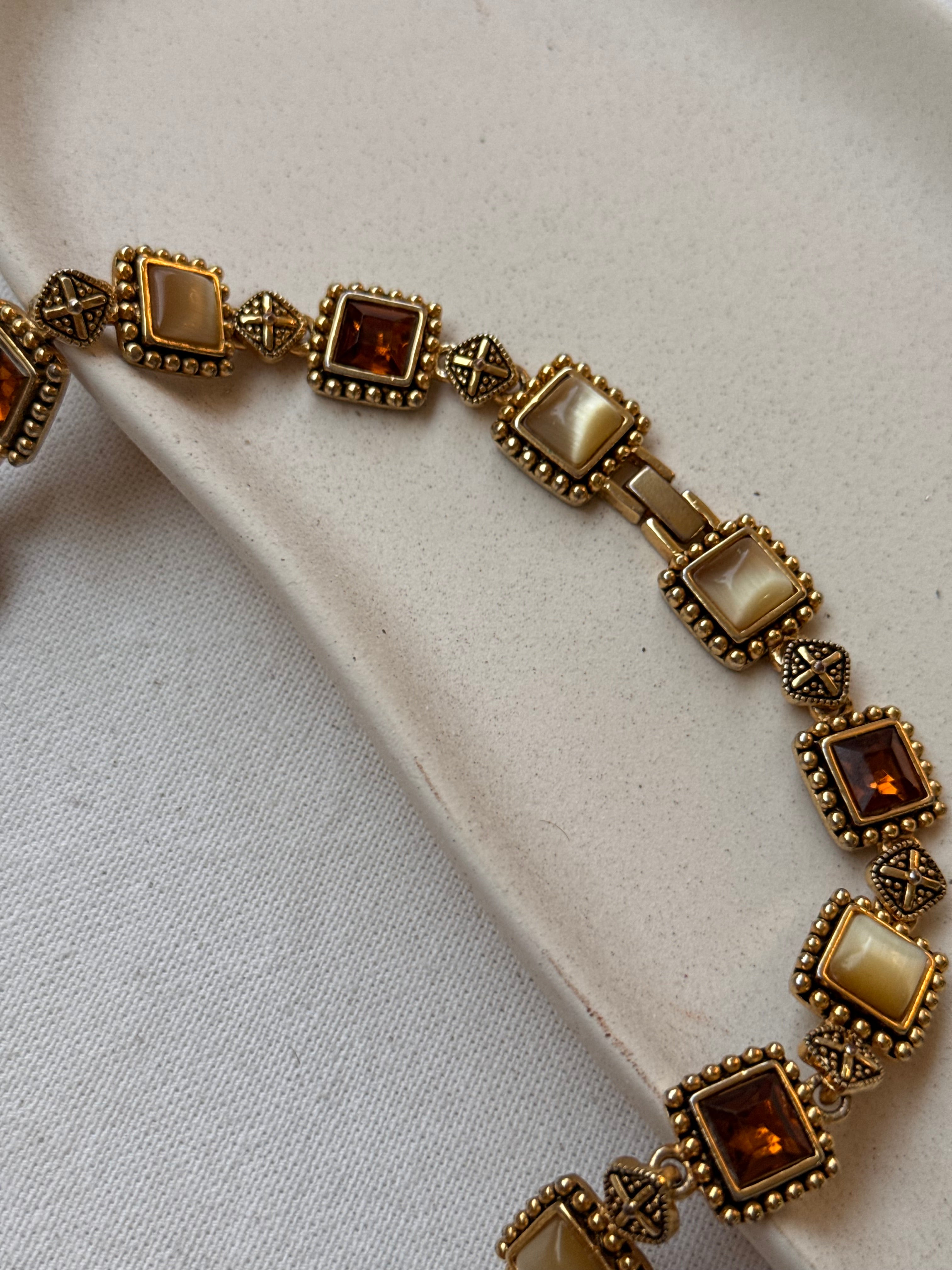 Collier doré vintage - Pierres ambrées et cabochons nacrés