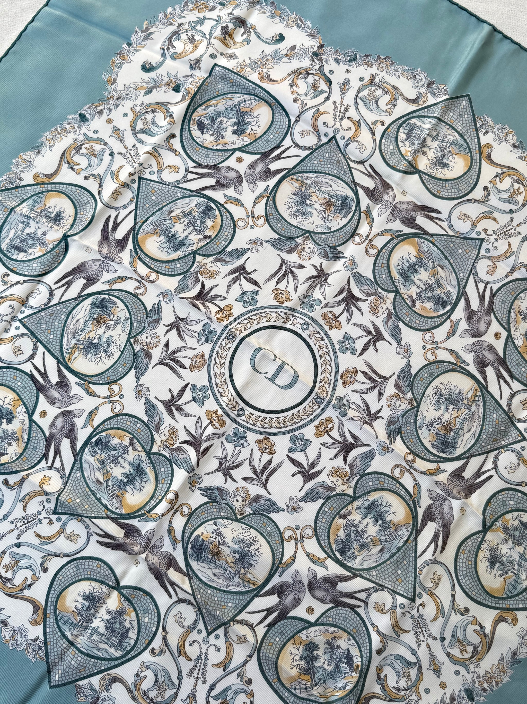 Foulard Christian Dior – Modèle cœurs bleu ciel