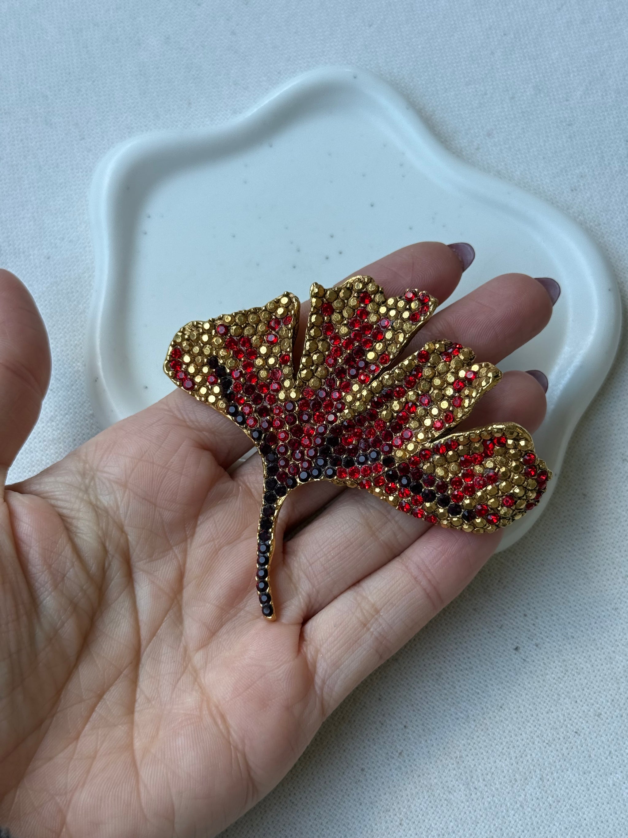 Broche Xavier Loubens vintage - Feuille dorée et strass rouge
