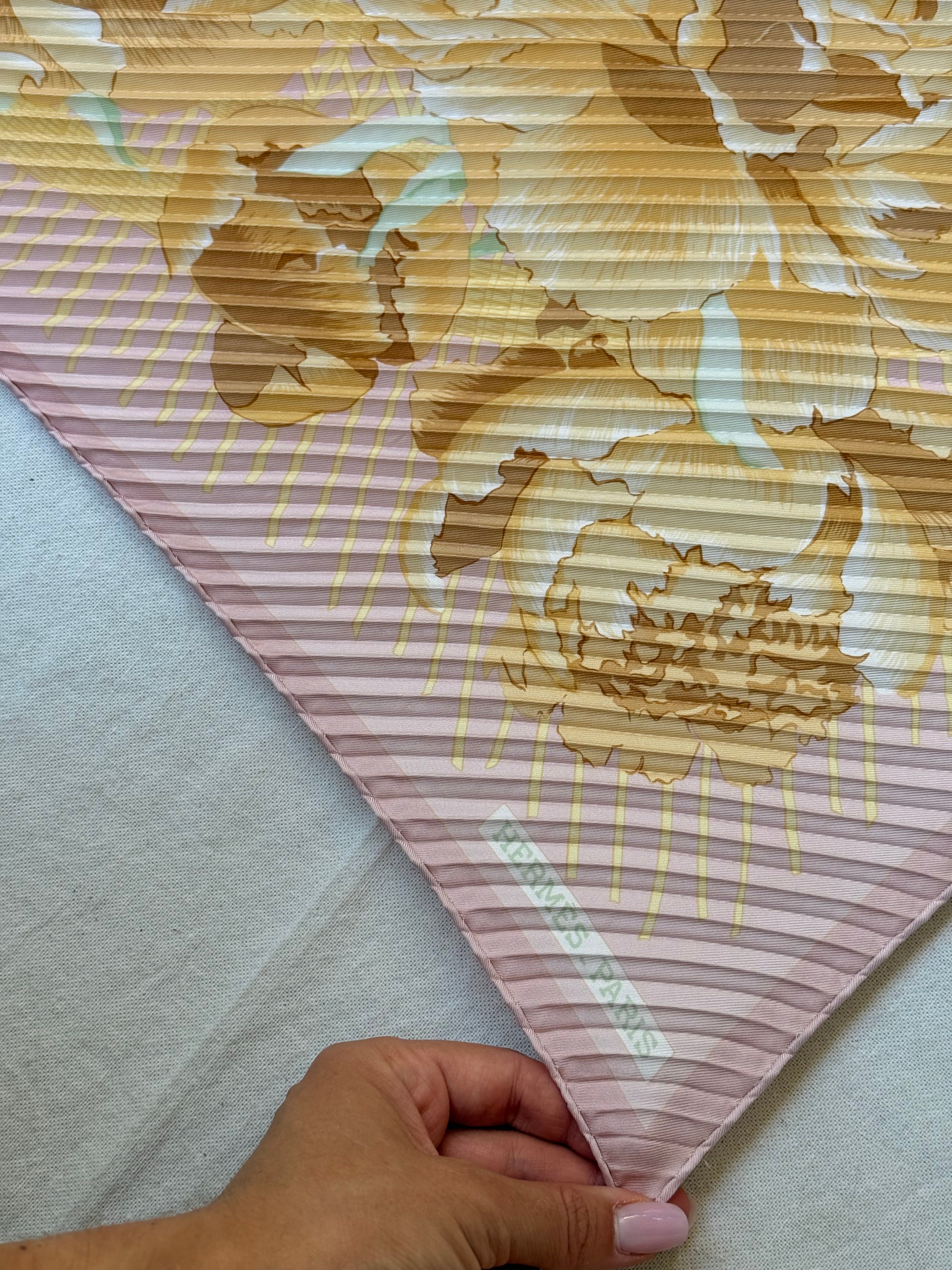 Foulard Hermès plissé – Modèle Les Pivoines