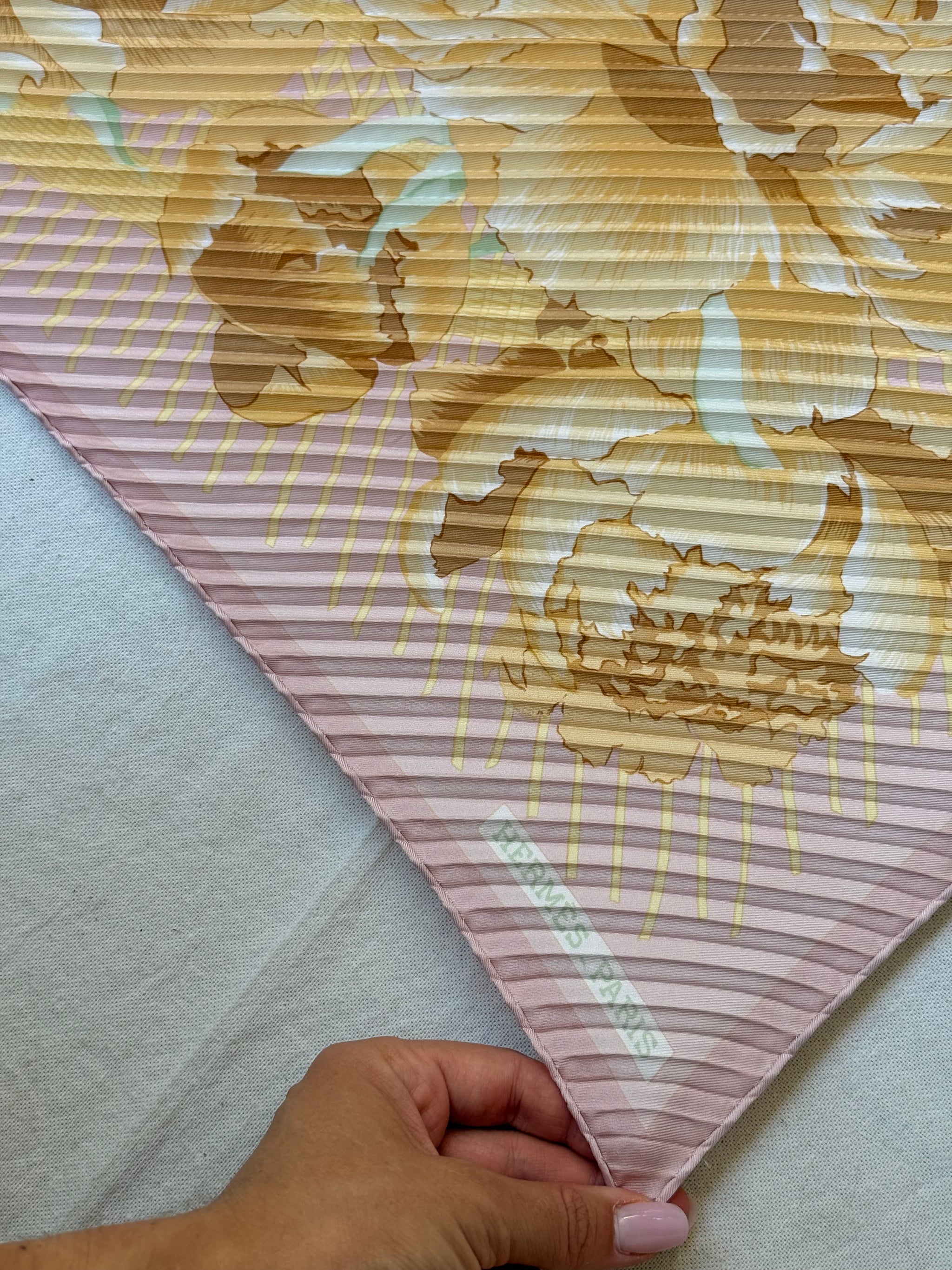 Foulard Hermès plissé – Modèle Les Pivoines