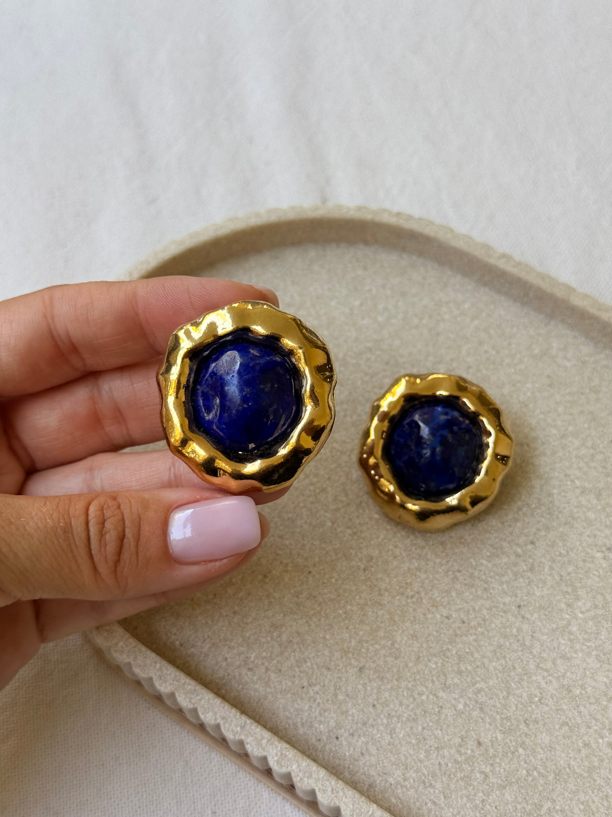 Boucles d’oreilles Guy Laroche vintage - Cabochons bleu profond